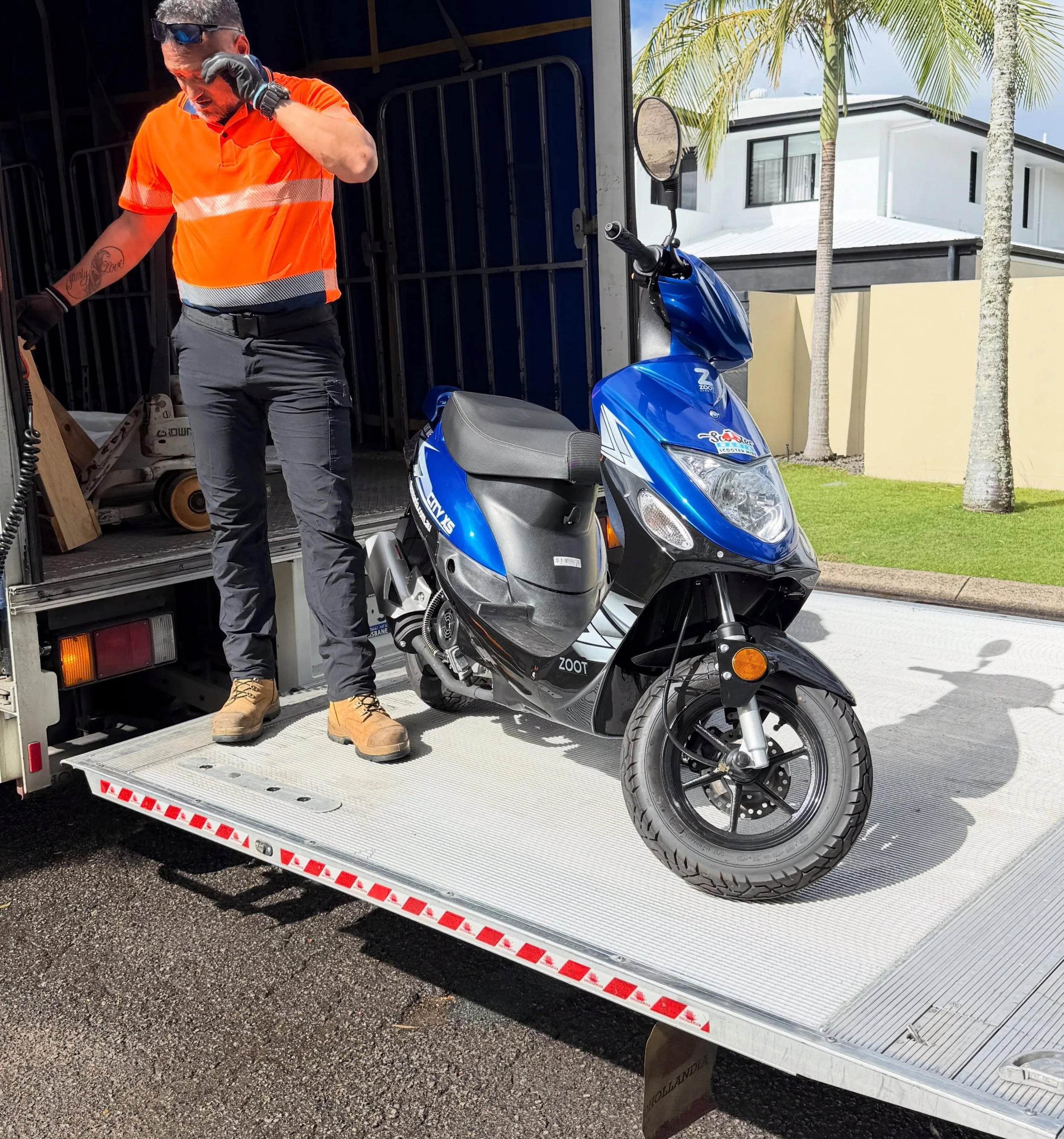 Scooters returning from the Brisbane Marathon. OH&amp;S says only 1 at a time. An go down the hydraulic lifter. I better put the kettle on - we&rsquo;ll be here a while 😬🤣🛵🛵🛵🛵🛵🛵
#scootermanianoosa #visitnoosa #scooter #scooterhirenoosa #noosa