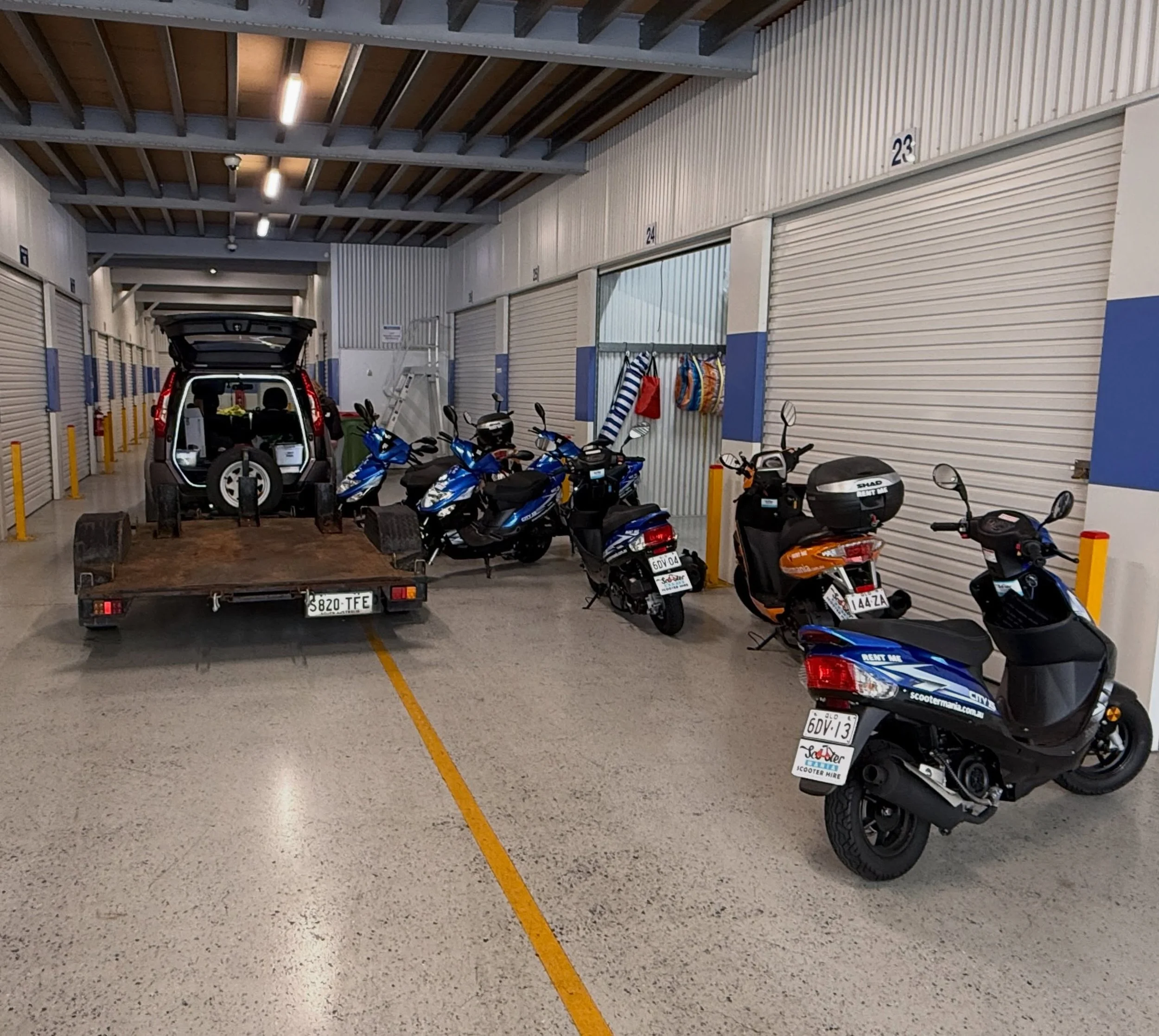 Scooters everywhere 😊🛵🛵🛵
