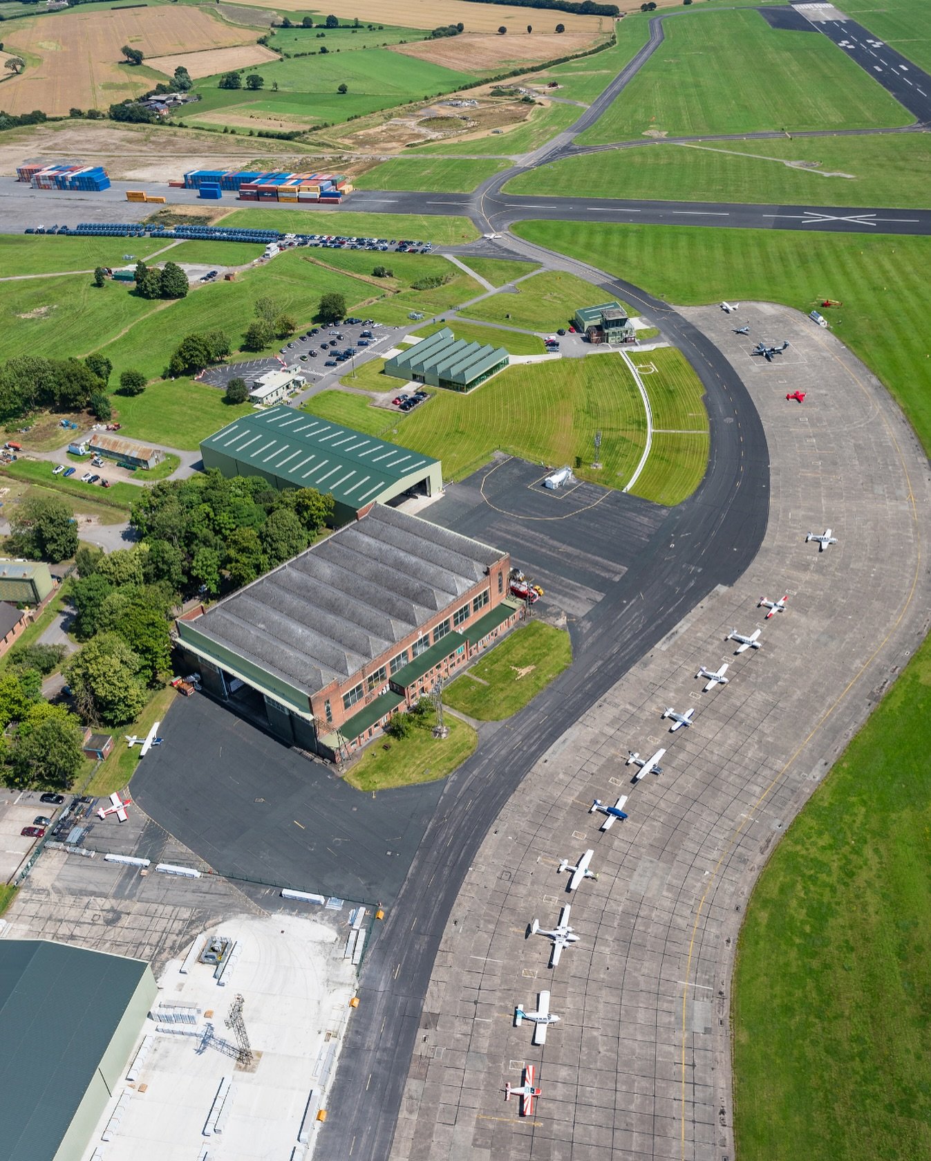 Love this shot from above.

📍 One landmark location, endless possibilities - from aviation, events and film production to over 400,000 sq ft of commercial storage and workspace. With a 1,800m runway, vast hangars and flexible facilities, Leeds East 