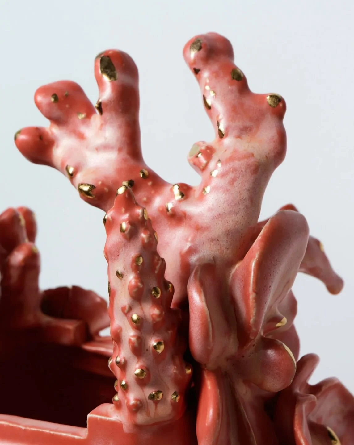 An evening in the penthouse of the @theshelborne , where my piece Gilded Tropic lives, a ceramic vessel with a satin coral finish and gold luster details. The room was full of curious, creative people, and that easy tropical energy that feels very Mi