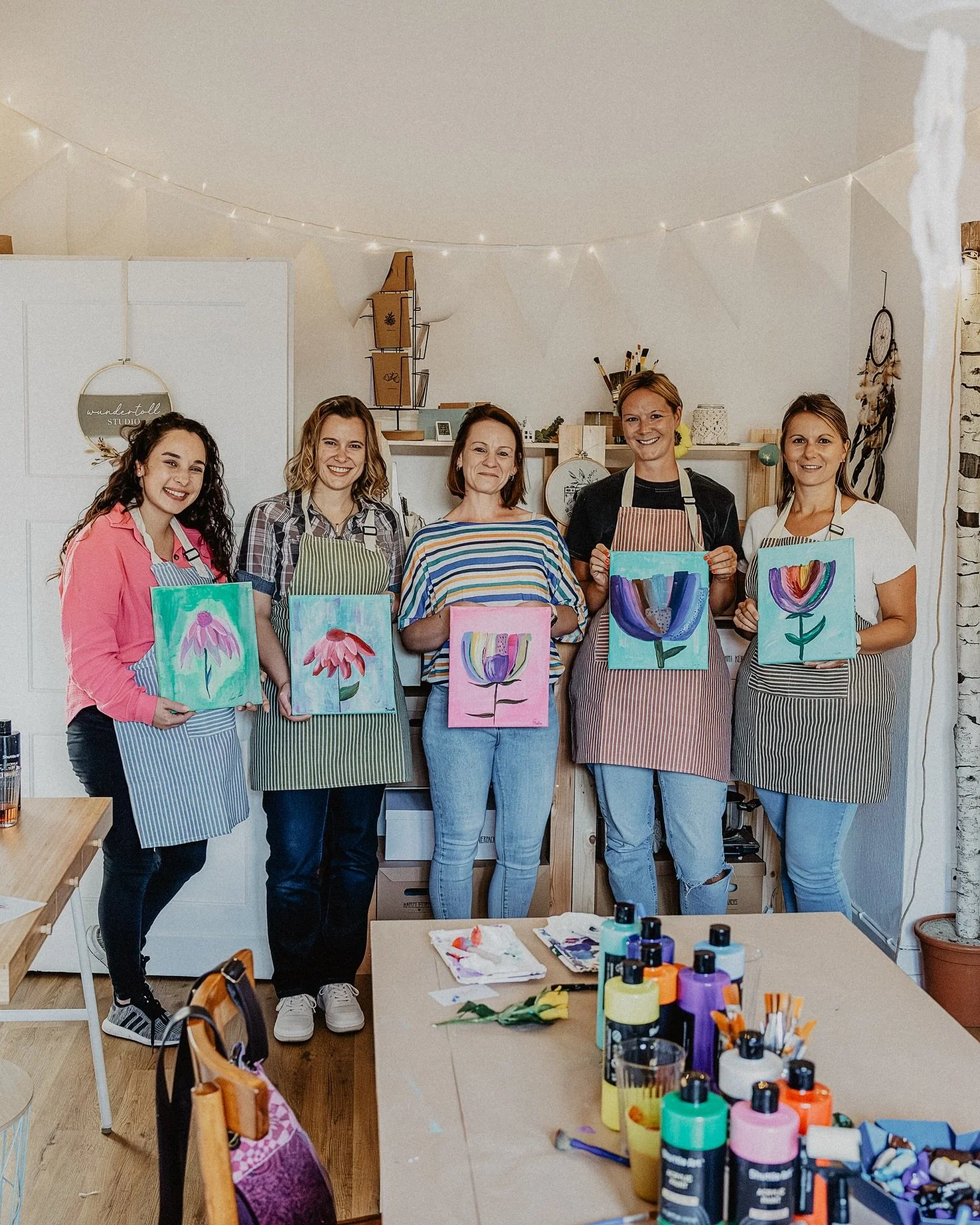 kleine Auszeit f&uuml;r dich 🎨

Manchmal braucht es nur ein paar Pinselstriche, um den Kopf frei zu bekommen.
Im Malworkshop tauchst du ein in Farben, Formen und Techniken &ndash; ganz ohne Druck, einfach zum Ausprobieren.

Du nimmst dir Zeit nur f&