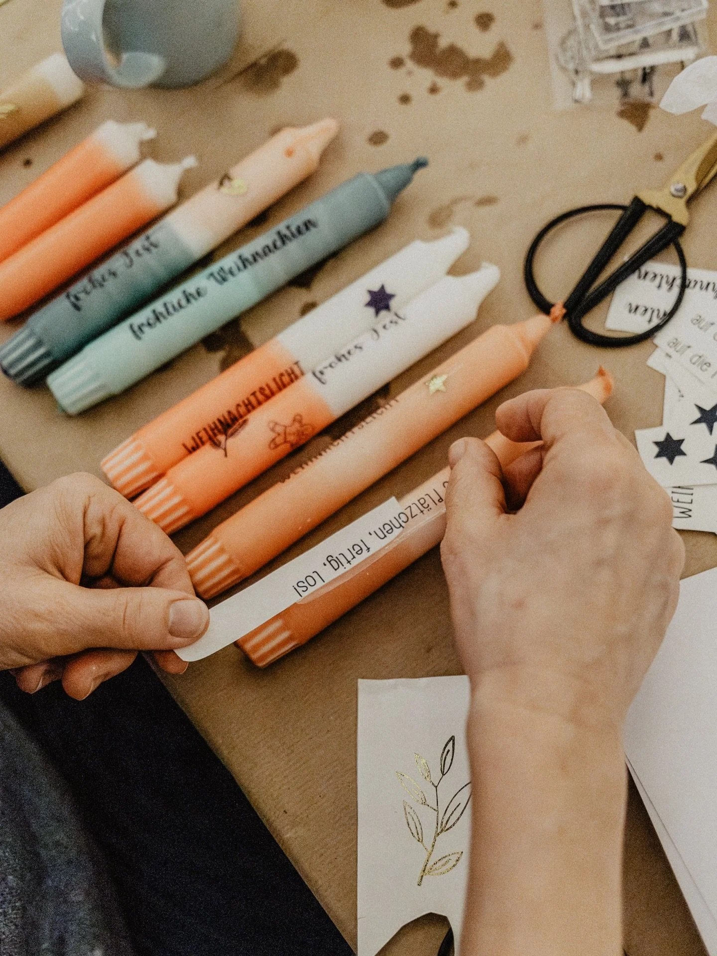 K E R Z E N  G E S T A L T E N 

In diesem Workshop f&auml;rben wir Kerzen, besprenkeln sie mit Wachs und verzieren sie mit Symbolen und Worten. So bringst du mit deinen individuellen Kerzen Farbe in dein Wohnzimmer, gestaltest dir eine Geburtstagske