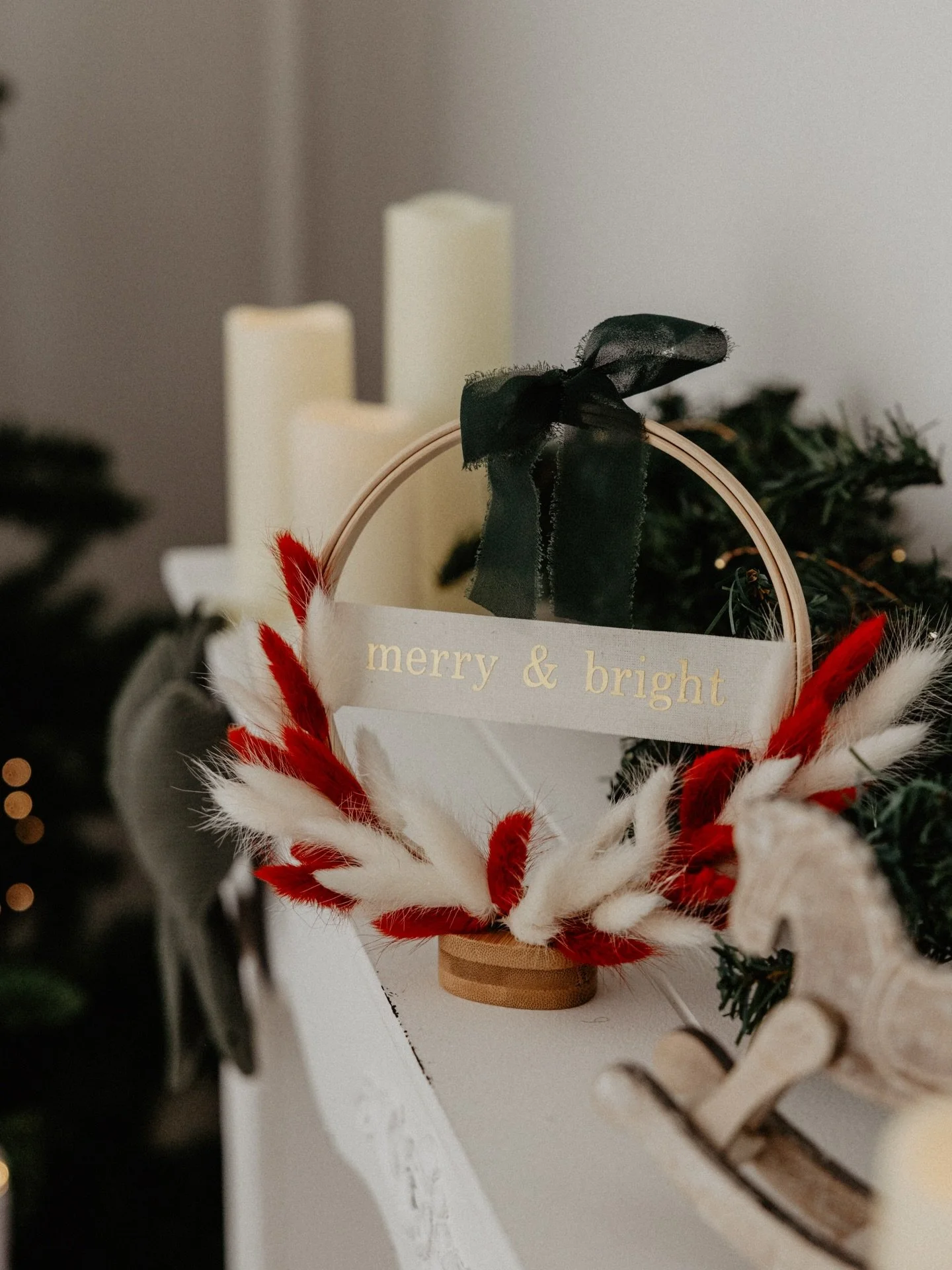 K R A N Z B I N D E N  aus Trockenblumen 

 
Binde deinen ganz pers&ouml;nlichen Kranz aus Trockenblumen und mit einem individuellen Schriftzug. Ein absoluter Hingucker an deiner Wand, deiner Wohnungst&uuml;r oder als besonderes Weihnachtsgeschenk.