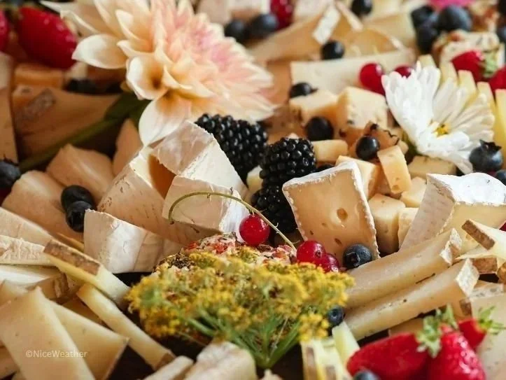 Grande planche à partager de fromages locaux, confiture de raisins du jardin et fruits de saison