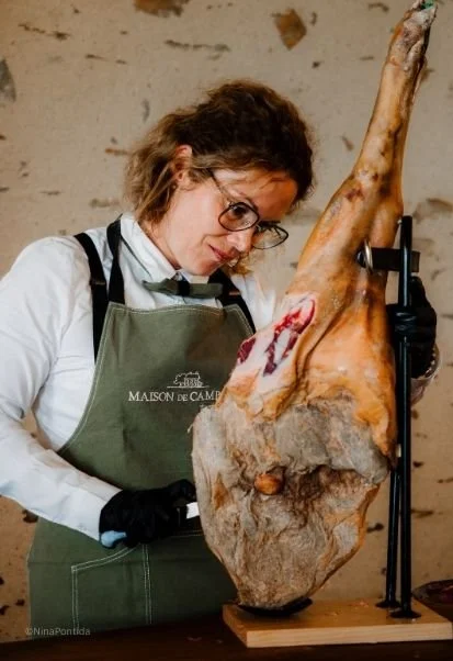 Atelier découpe de Jambon Gascon AOP Maine Anjou, pour un vin d'honneur convivial, traiteur événement sur-mesure.