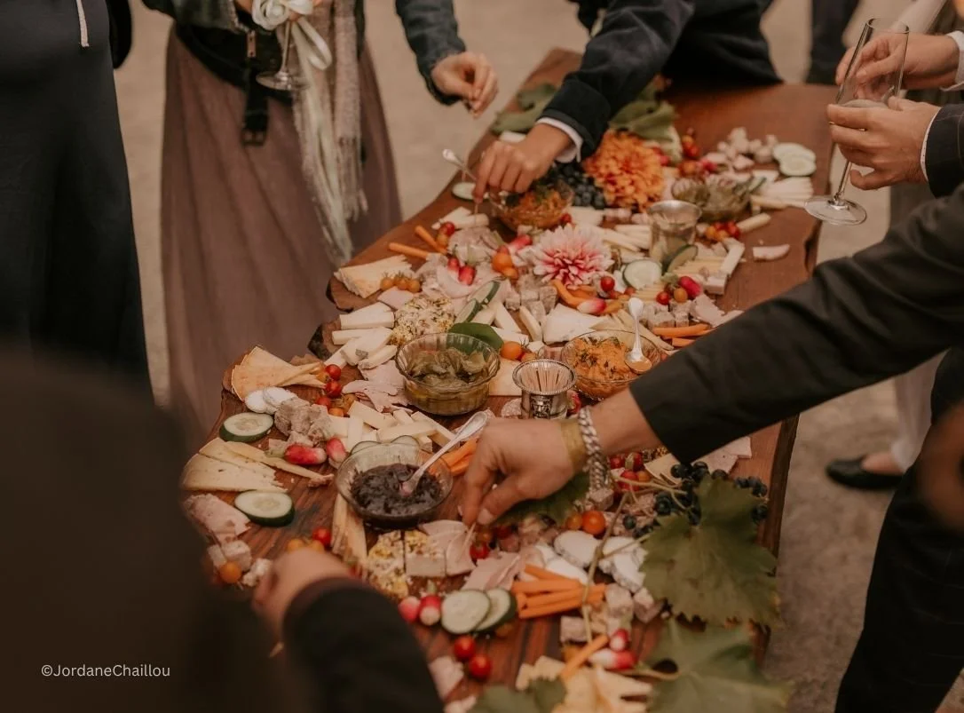 Planche à partager Maison de Campagne, traiteur hors cadre - fruits, légumes, fromages, charcuterie, locaux et de saison - pour anniversaire, mariage, séminaire, soirée d'entreprise, ...
