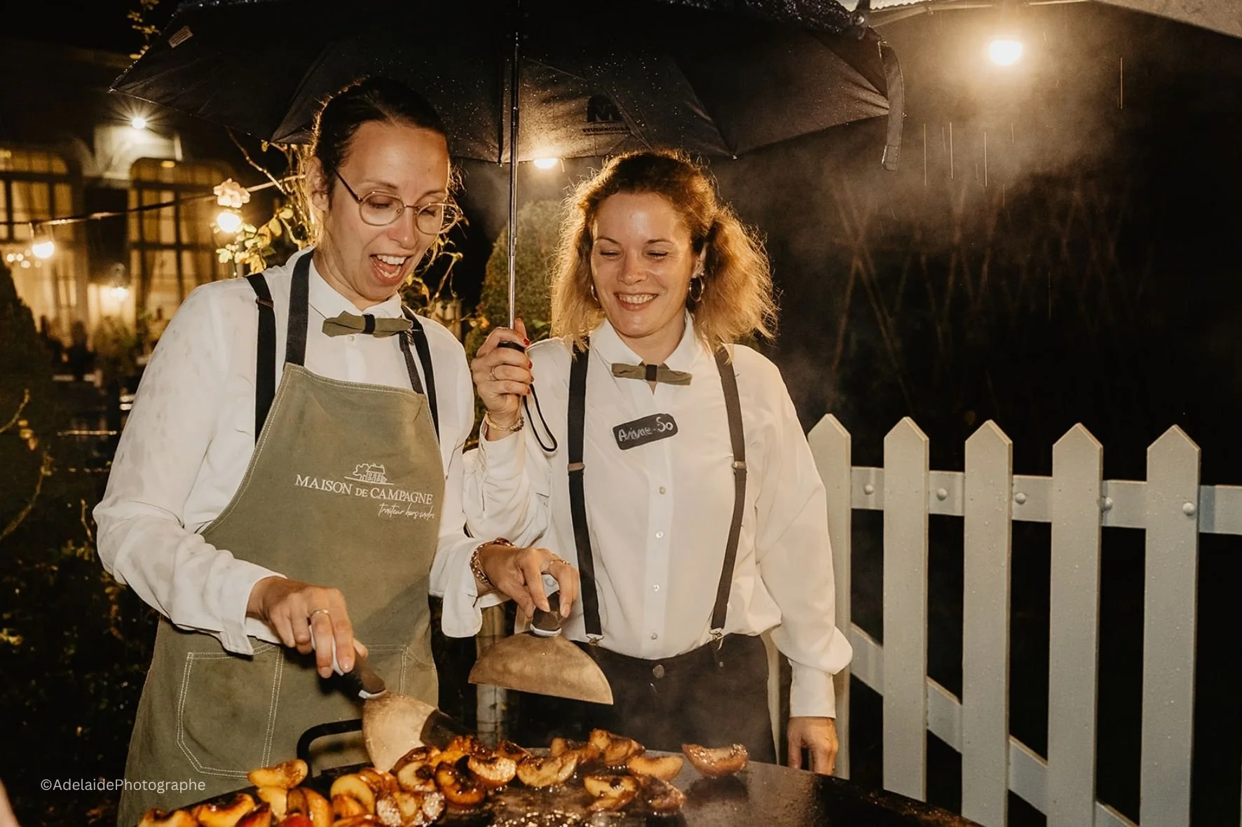 Brasero dessert haut de gamme. Equipe souriante Maison de Campagne traiteur.