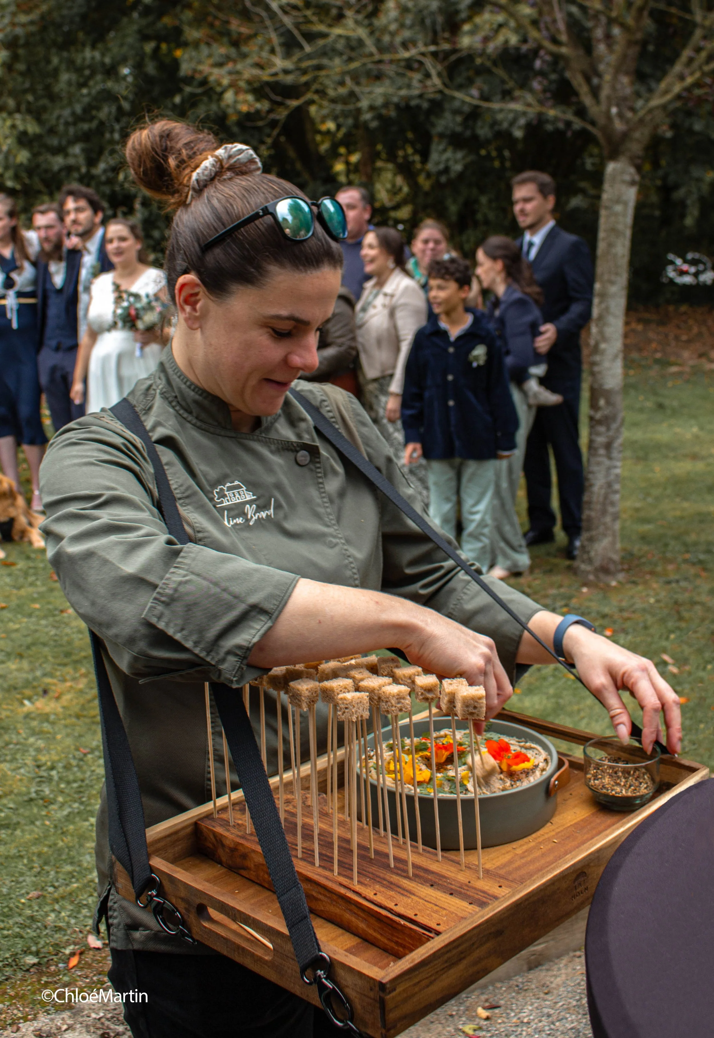 Chez Maison de Campagne, lors de vos vins d’honneur, vous retrouverez des boissons festives et surprenantes, des ateliers culinaires originaux, des planches à partager conviviales et des pièces cocktails raffinées.