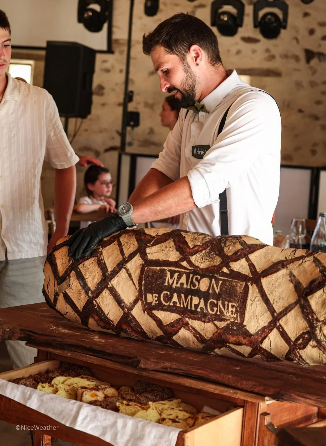 Découpe de gros pain artisanal pour accompagner le fromage du repas