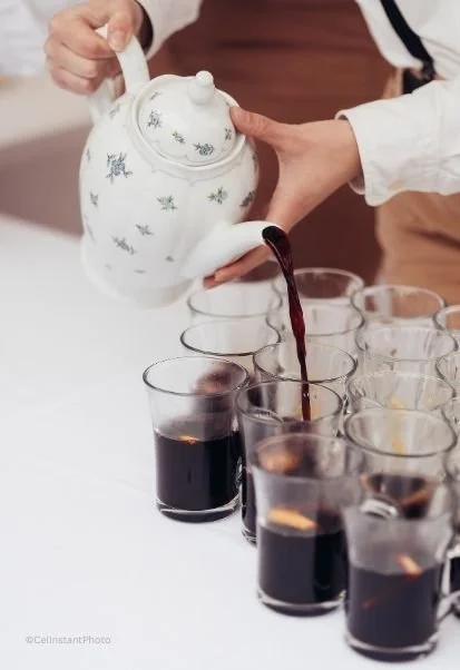 Gouter réconfortant avec vin rouge et chocolat chaud, pour une événement comme un mariage.