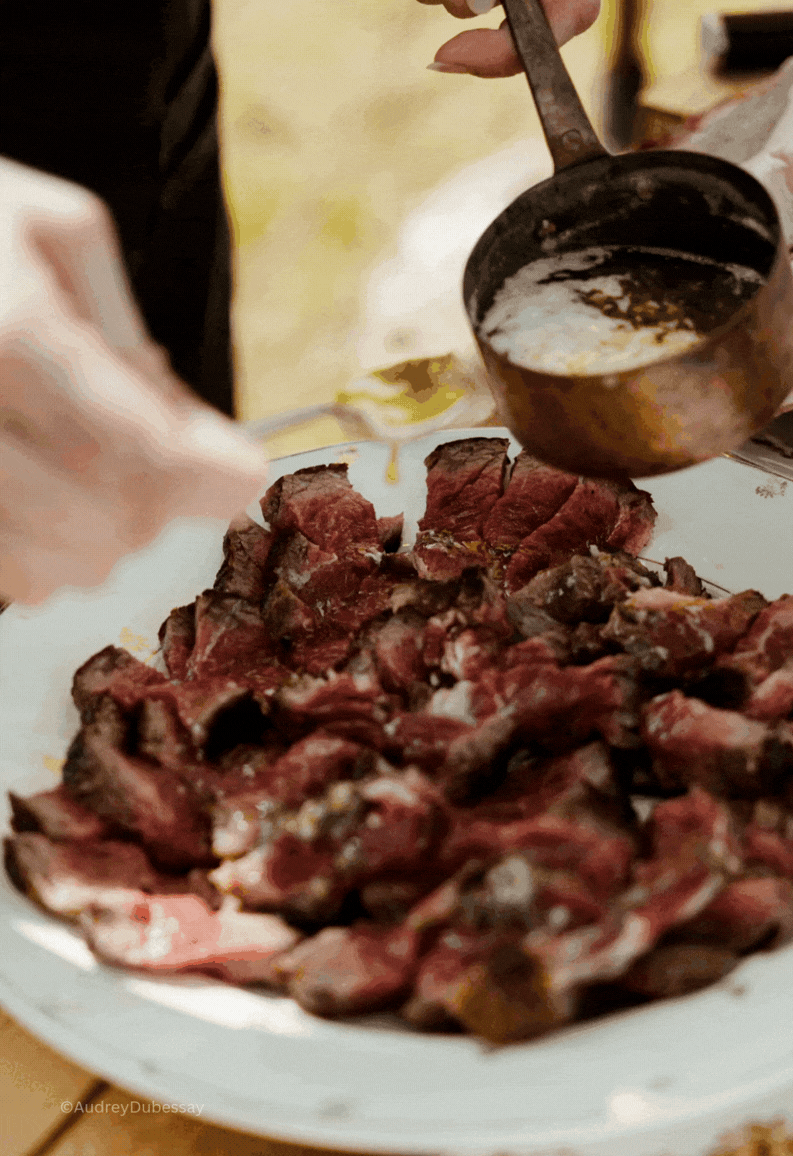 Atelier découpe d'onglet de Boeuf et Beurre Maître d'hôtel, Maison de Campagne Traiteur