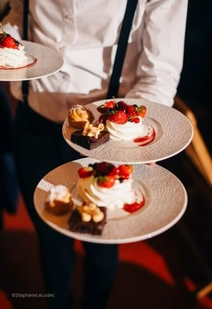 Mignardises sucrées à l'assiette pour le dessert d'un mariage Pays de la Loire.