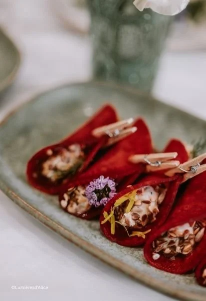 Tartes aux fruits rouges sur une assiette avec une fleur violette
