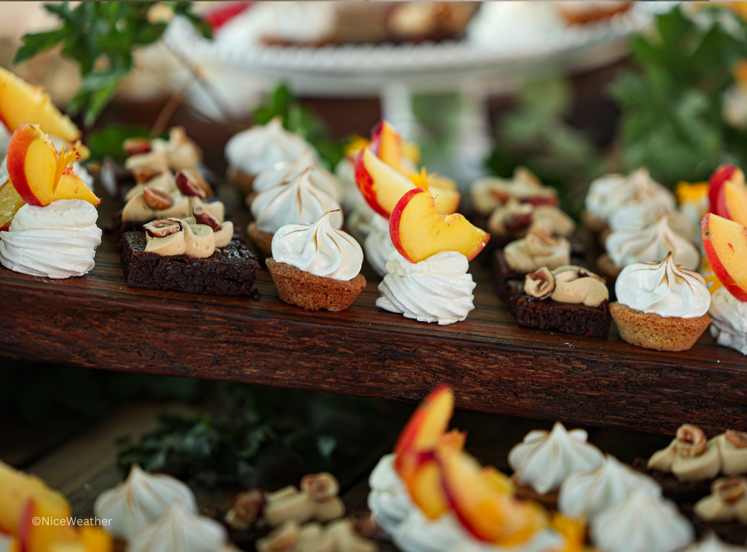 Buffet de desserts brownies chocolat, pavlova pêche et tartelette citron merringuée.
