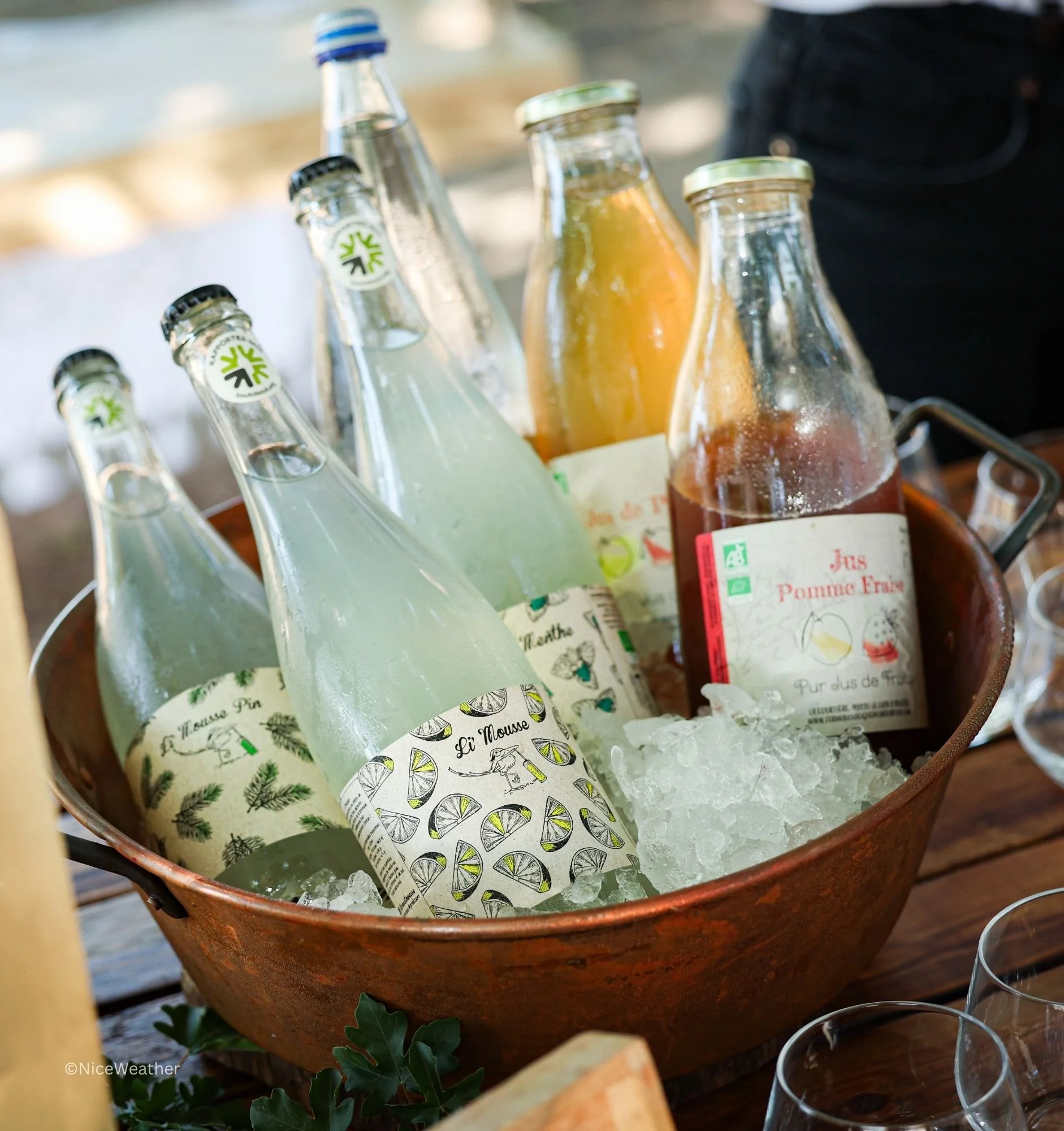 Jarre en métal pour nos bouteilles de boissons, softs rafraîchissants, eau pétillante, jus de fruits, ... sur notre grands buffets Maison de Campagne.