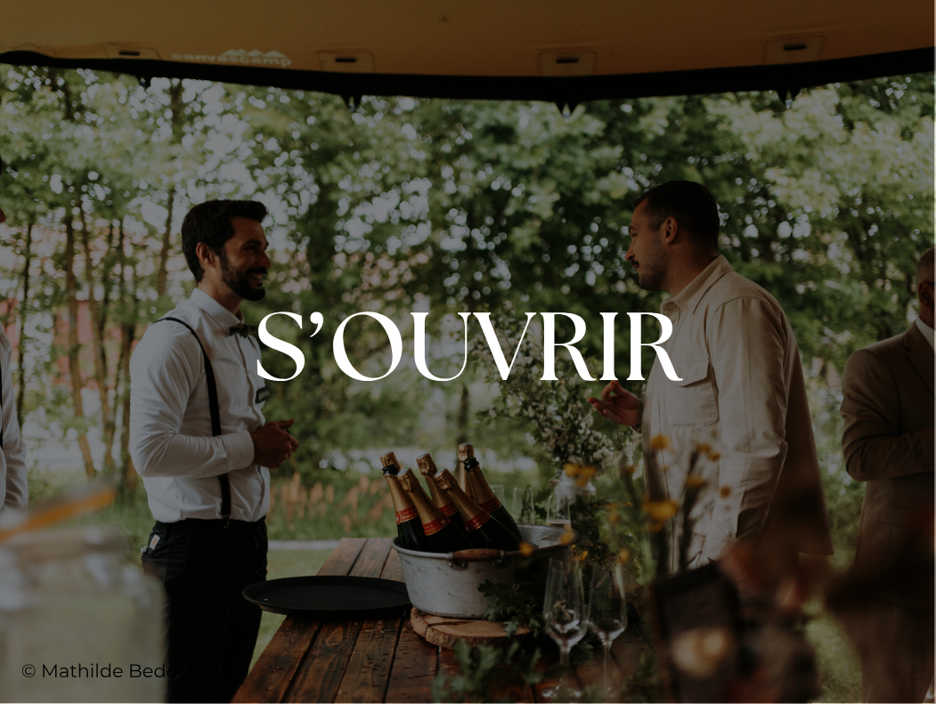 Buffet cocktail professionnel avec sélection de vins et pièces traiteur pour événement d’entreprise