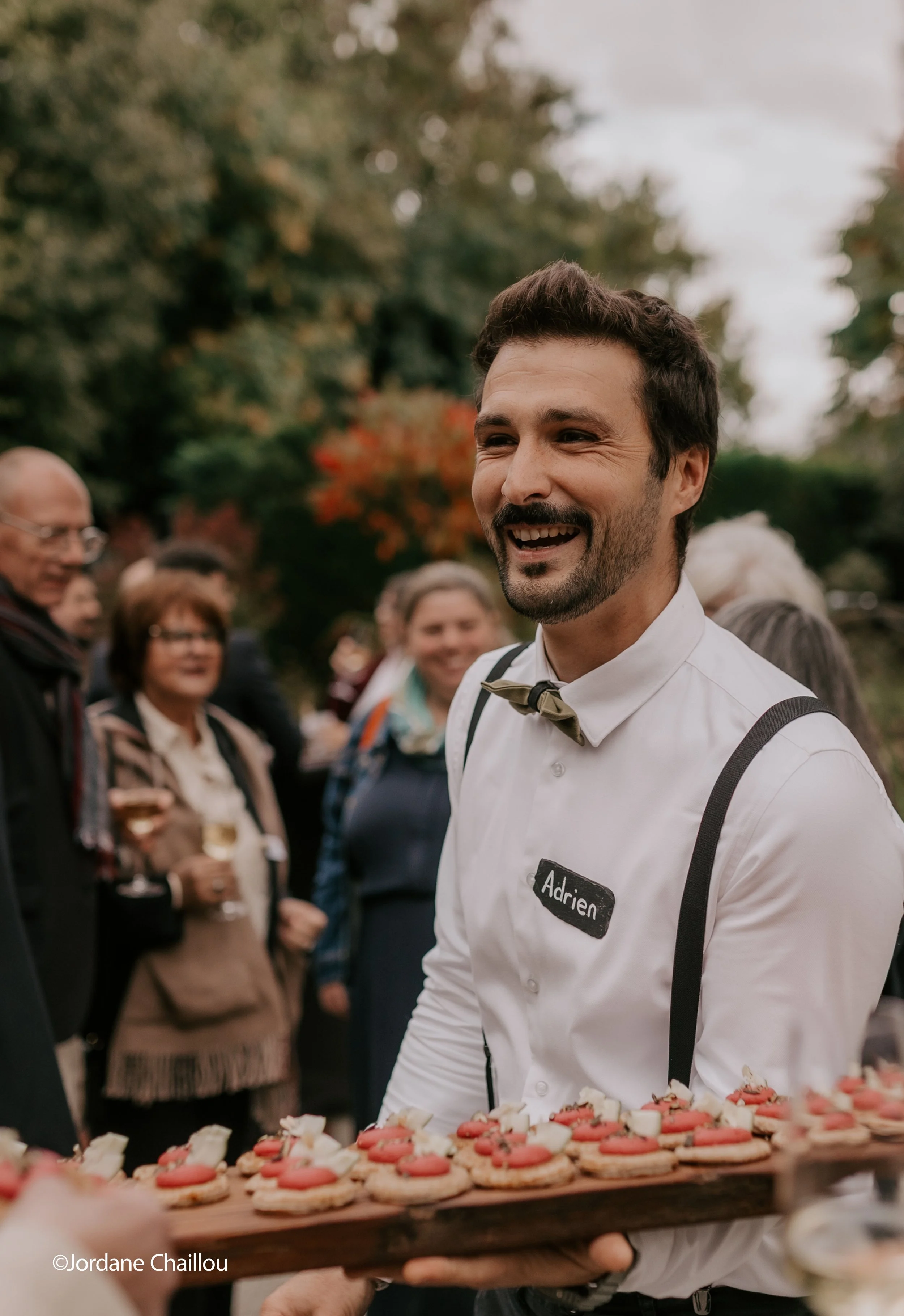 Chez Maison de Campagne, lors de vos vins d’honneur, vous retrouverez des boissons festives et surprenantes, des ateliers culinaires originaux, des planches à partager conviviales et des pièces cocktails raffinées.