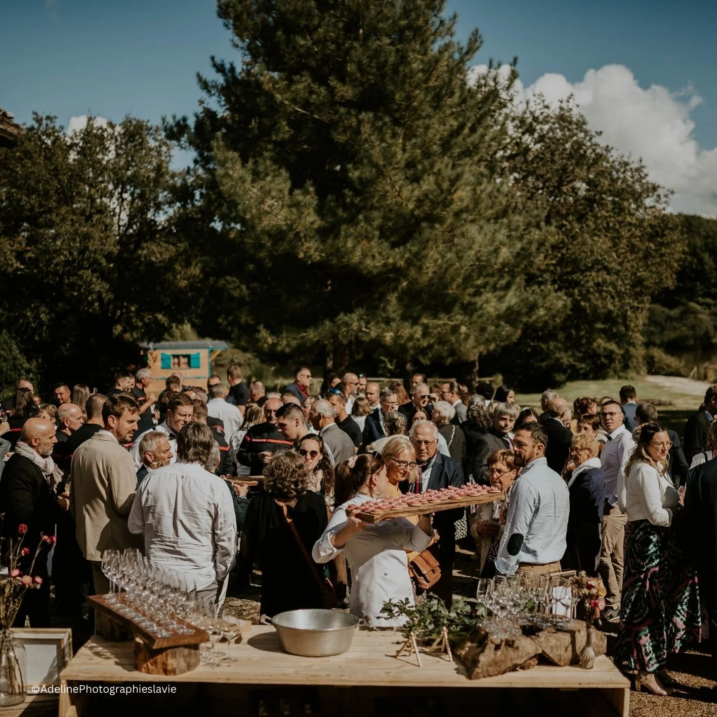Vin d'honneur dynamique pour un mariage avec des ateliers, pièces cocktails et serveurs attentionnés et humains