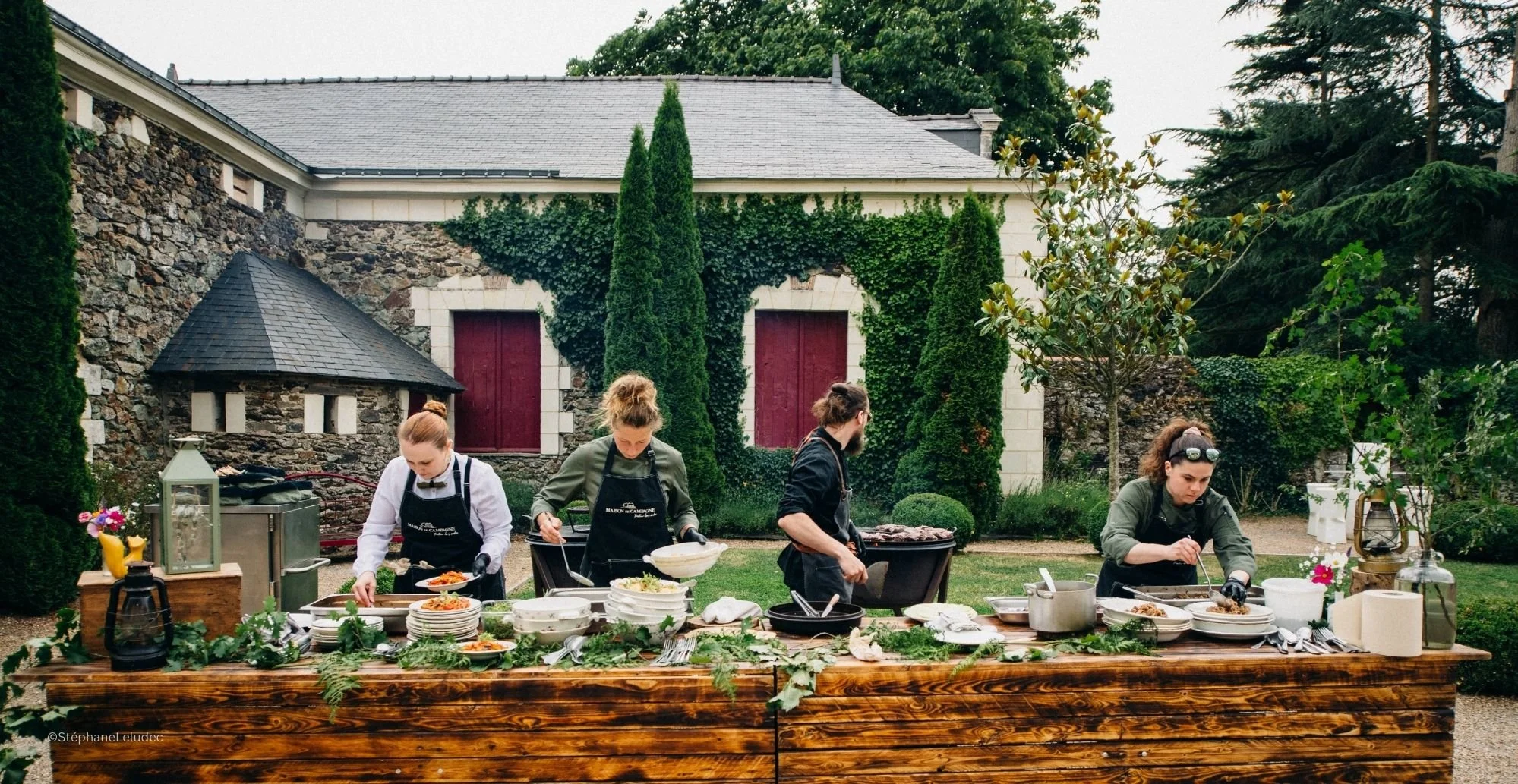 Repas au plat préparer sur nos grand buffets de bois de la ferme avec décoration naturelle et florale