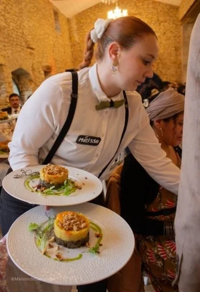 Service à l'assiette d'un plat végétarien, mariage Pays de la Loire