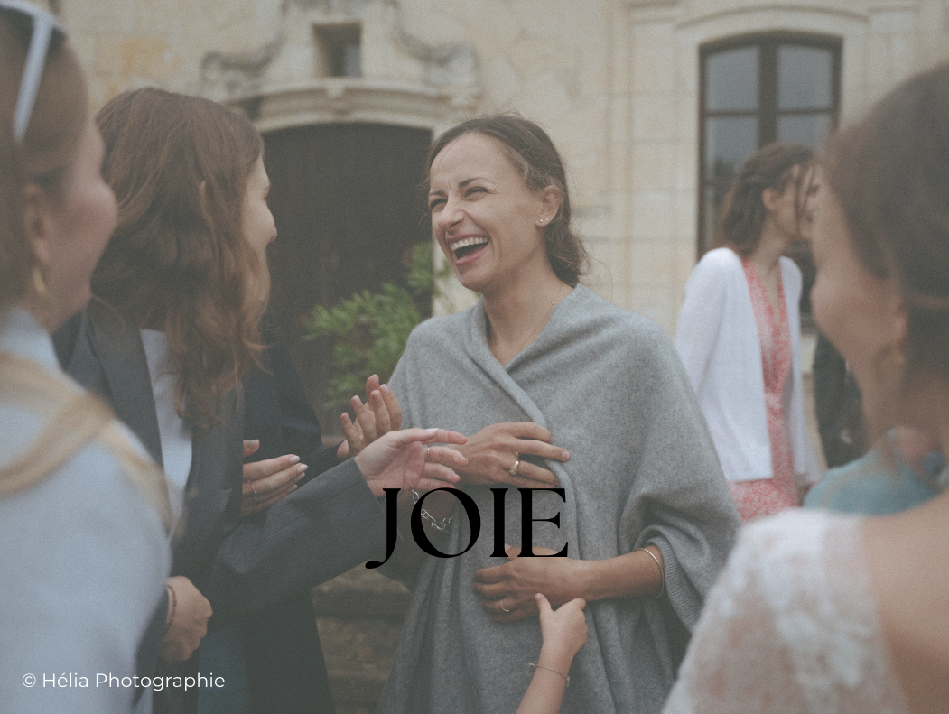 Equipe à l'écoute pour un moment joyeux et festif