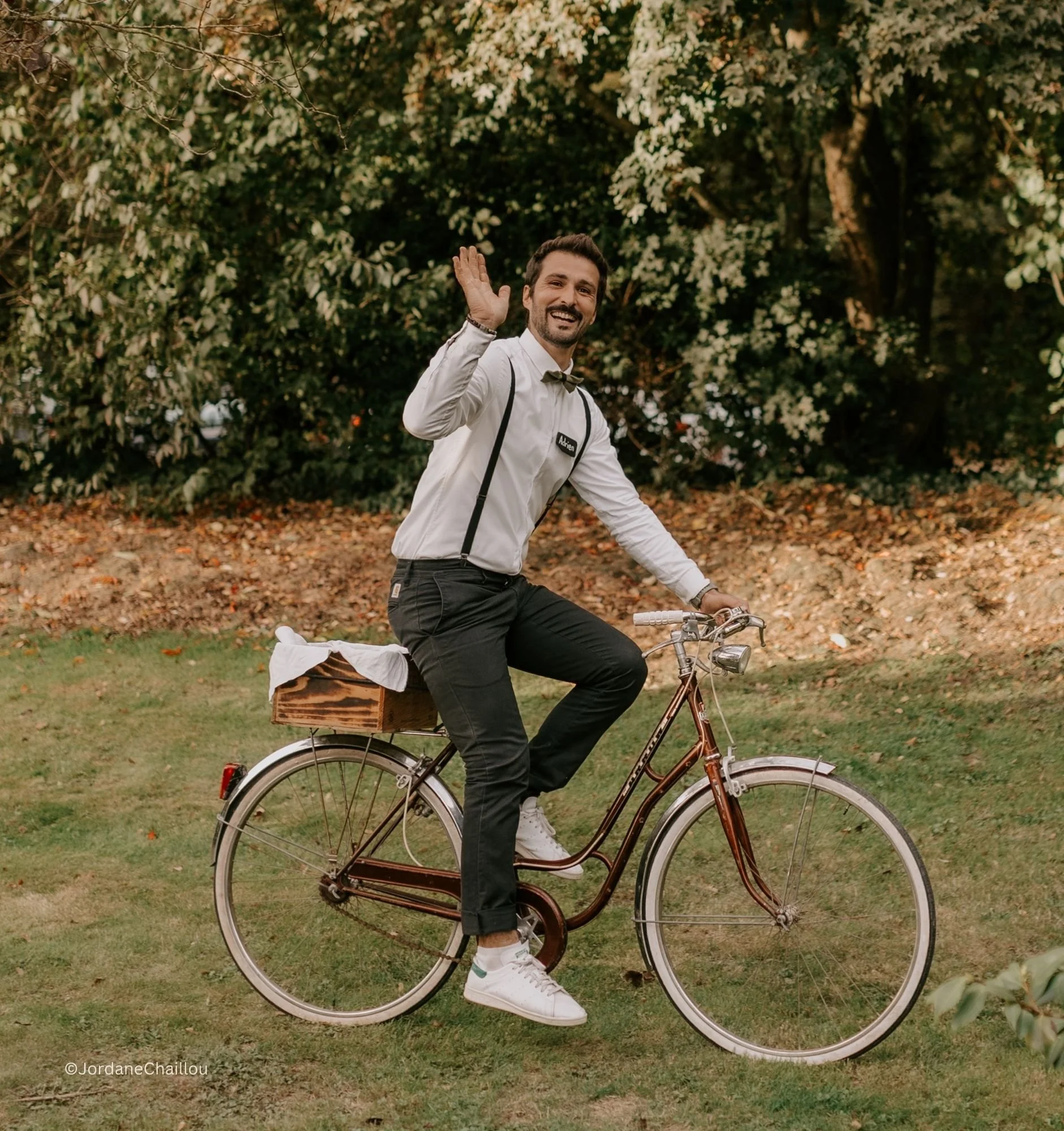 Pains livrés par Adrien en vélo vintage