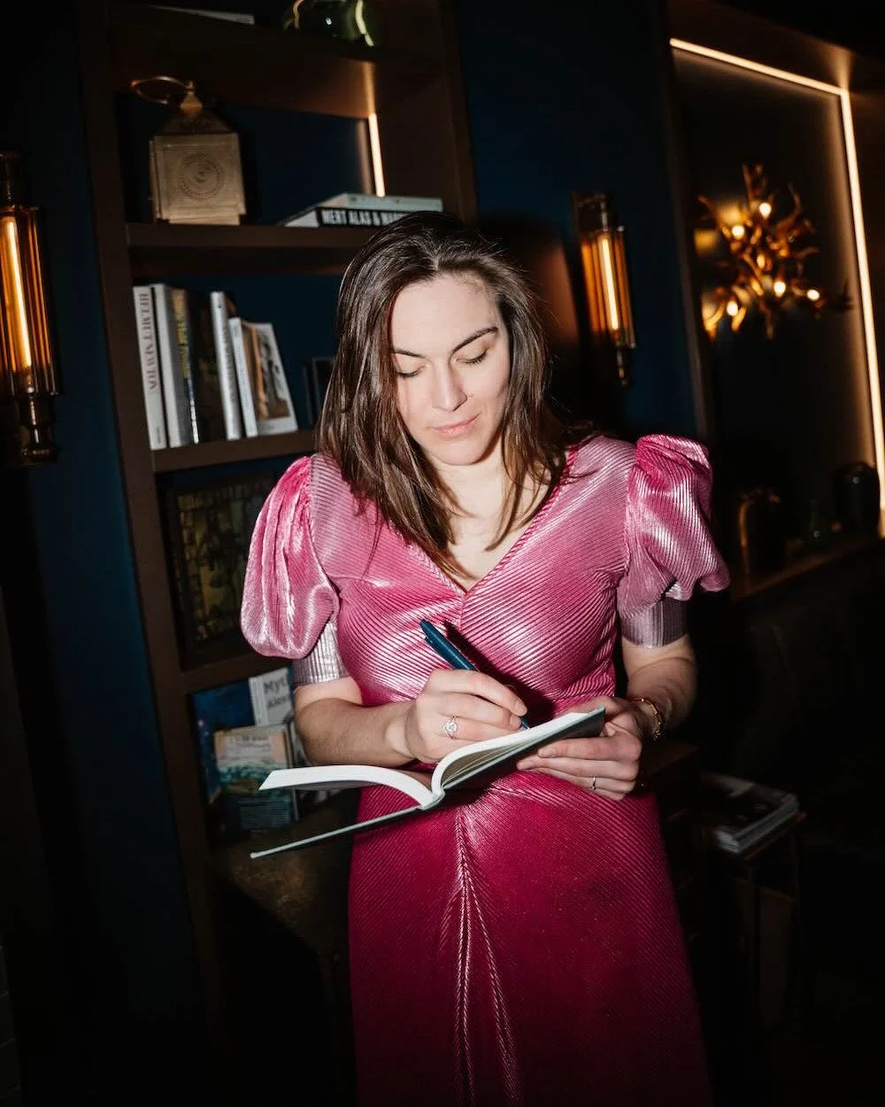 Hallo Instagram ✨ Ich bin Victoria, Romantasy-Autorin und ab sofort wieder mehr hier aktiv. 🖊️

&Uuml;ber mich:

Seit ich ziemlich klein bin, schreibe ich Geschichten. Das gr&ouml;&szlig;te Geschenk f&uuml;r mich war, als mir meine Mutter mit ungef&