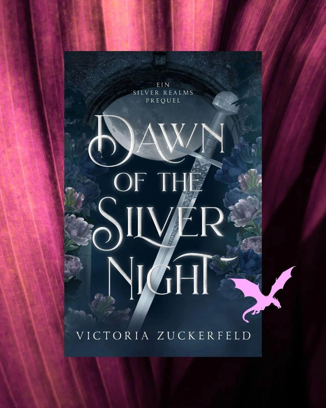 Ich habe dieses Cover zum ersten Mal gesehen und nicht gewusst, ob ich weinen oder schreien soll.

Beides, eigentlich.

&bdquo;Dawn of the Silver Night&ldquo; ist mein erstes Buch. Ein Silver Realms Prequel. Eine Geschichte &uuml;ber eine Frau, die z