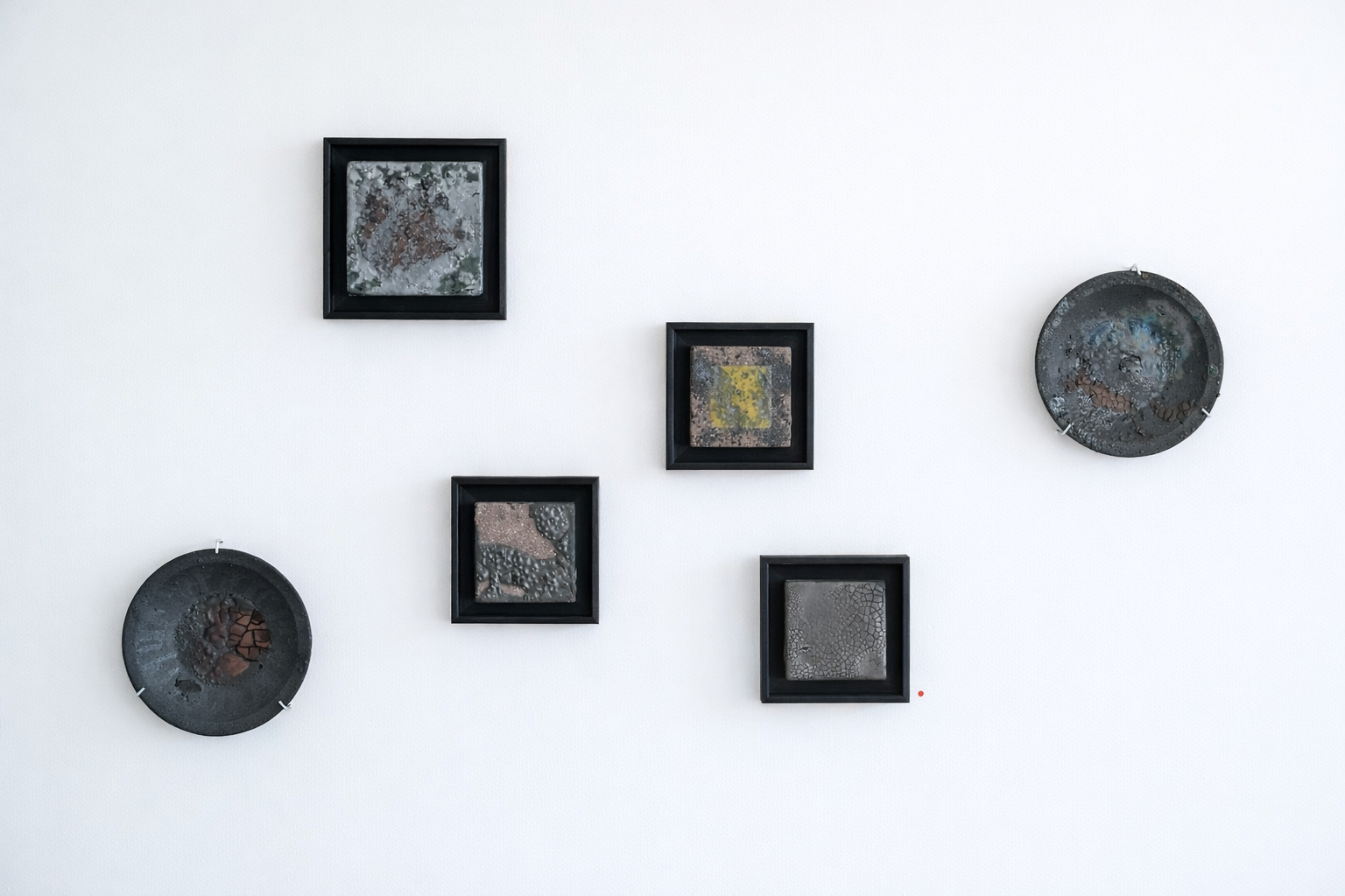 Collection de tableaux et assiettes décoratives, 2025