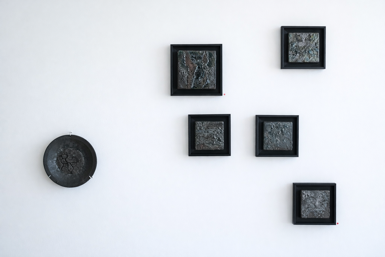 Collection de tableaux et assiettes décoratives, 2025