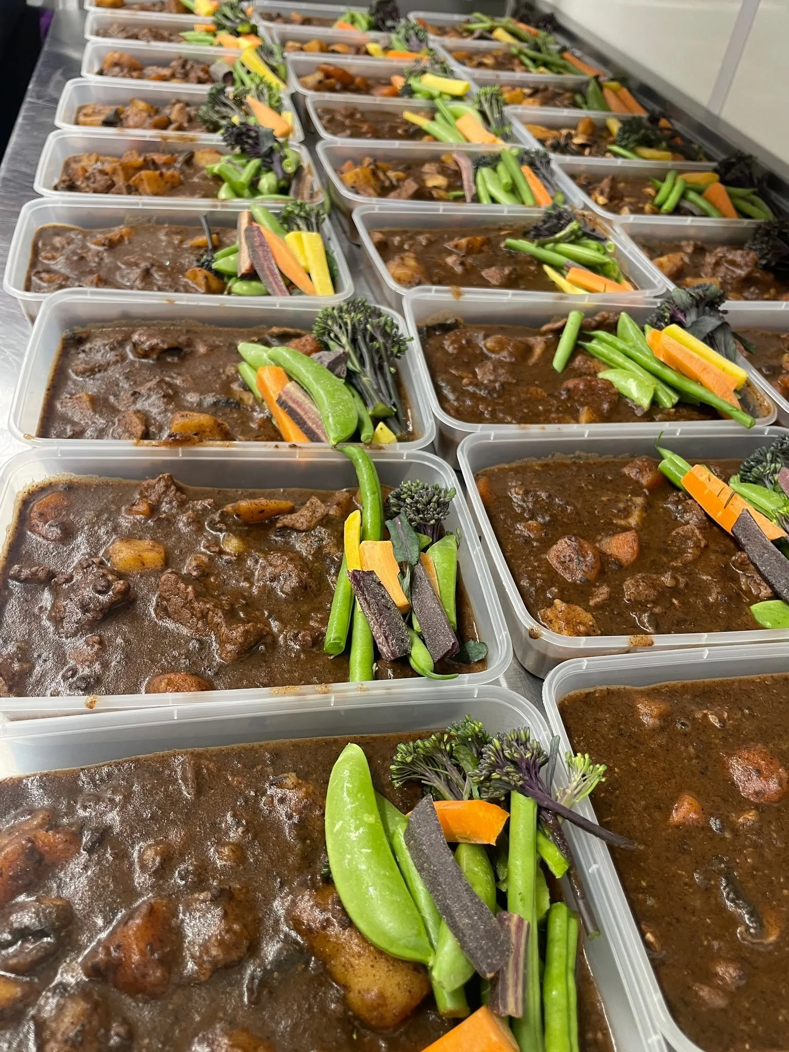 🥘 This week’s ready meal – Beef & Black Pudding Stew 🥔🥦 with delicious vegetable medley. 
We’ve been busy in the kitchen today cooking up something hearty and homemade for our community.
This delicious Beef & Black Pudd