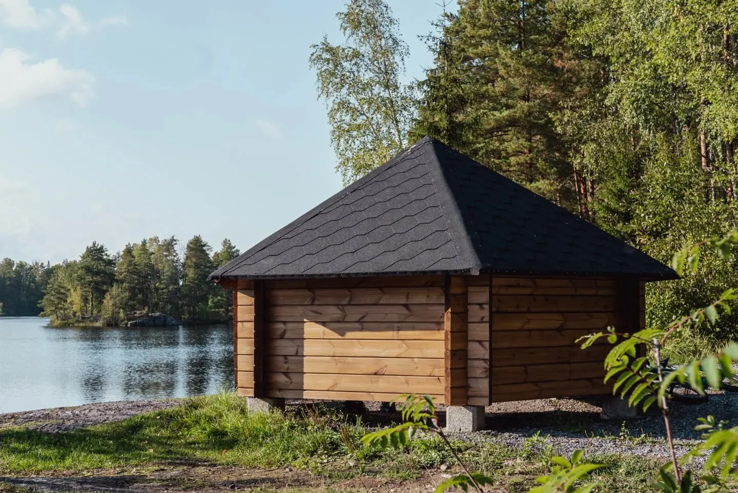 Lahjaksi aikaa ja yhteinen el&auml;mys. 

Toimitamme laavut k&auml;tev&auml;n&auml; tee-se-itse-osapakettina ymp&auml;ri Suomen, my&ouml;s ulkomaille. Voit my&ouml;s noutaa laavun sovitusti Korian toimipisteelt&auml;mme.

Lis&auml;ksi tarjoamme Avaim