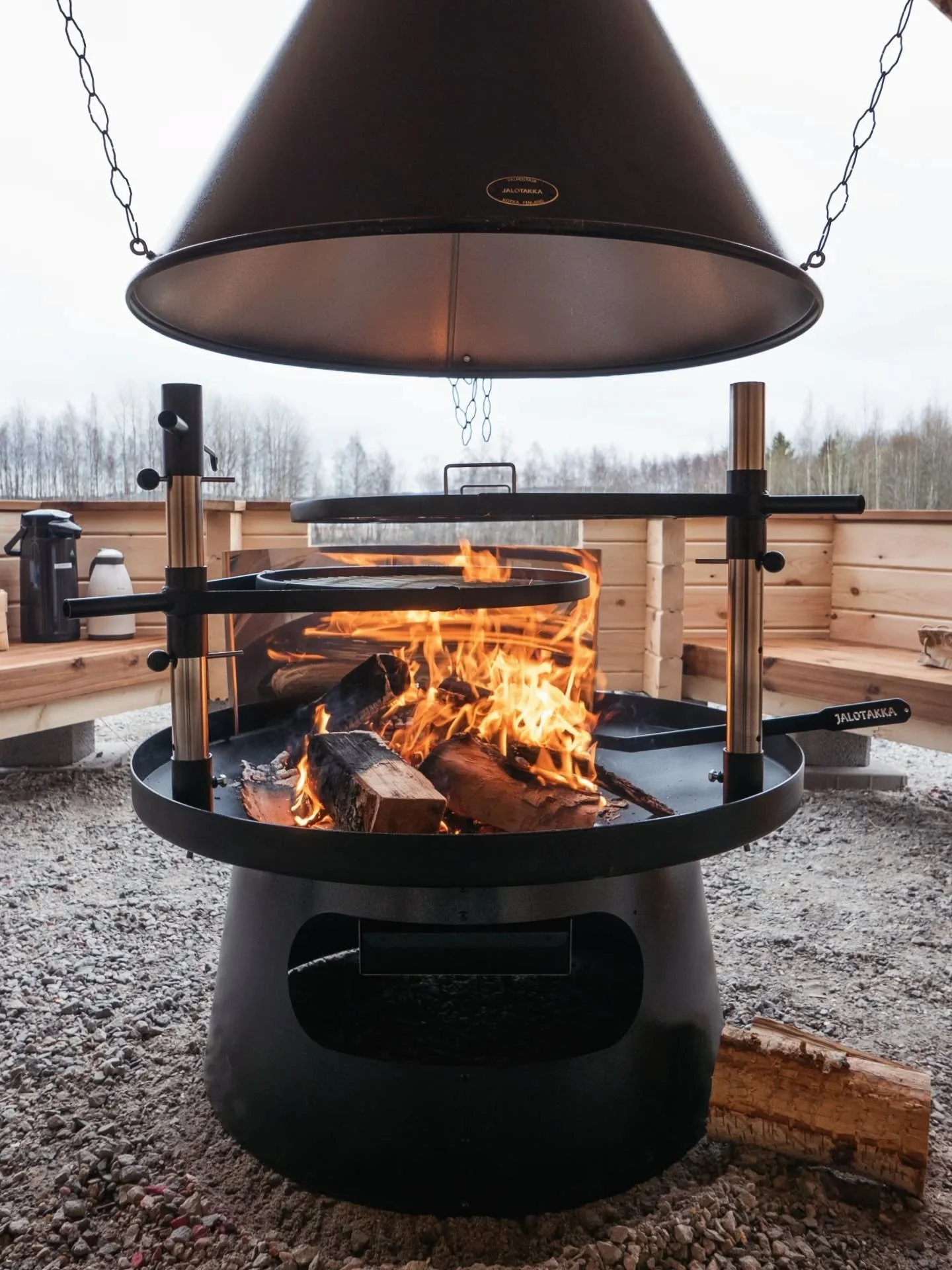 Nuotiogrilli on kotalaavun hehkuva syd&auml;n! 🔥

#jalotakka #kotalaavu #tulistelemassa 
#korianhirsi