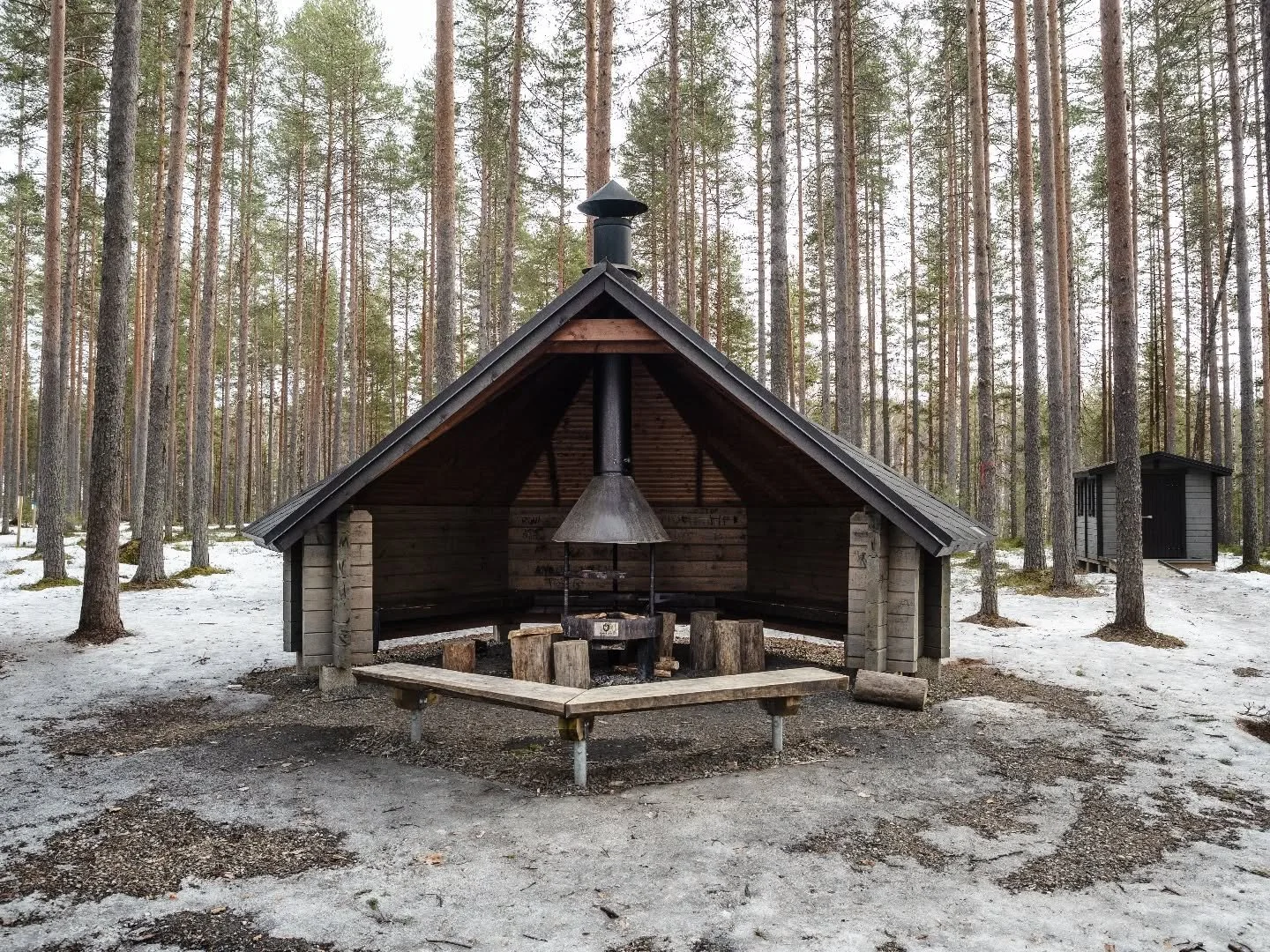 Ihanaa joulunaikaa ja ulkoilunt&auml;yteist&auml; uutta vuotta 2026! ❄️

Lykynlammen esteet&ouml;n laavu, Kontiolahti.

#kotalaavu
#lykynlampi
#korianhirsi