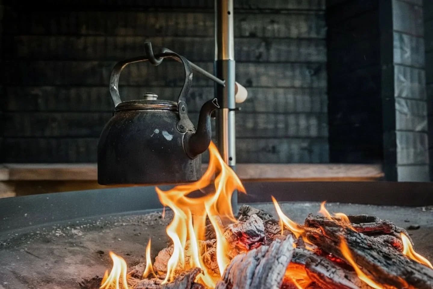 Mustaa kultaa ja el&auml;v&auml;&auml; tulta. 🔥

​Kotalaavun h&auml;my, nuotion l&auml;mp&ouml; ja t&auml;ydelliset nokipannukahvit. T&auml;st&auml; on viikonloppu tehty!

#nokipannukahvit
#laavulla
#kotalaavu 
#korianhirsi 
#piilutus