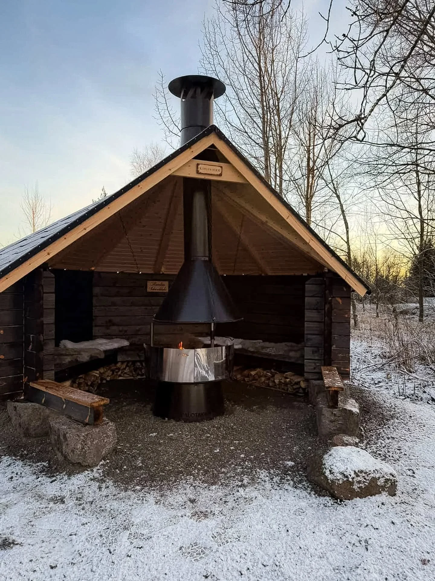 Upea kotalaavu "Rauhan tyyssija" Villa Ratulan mailla.

Ulkopuoli hiilletty, sis&auml;puolella Valtti Colorin musta. Penkit massiivilankusta, perustuskivet is&auml;nn&auml;lt&auml;. 🔥 Kurkatkaahan storyista, miten t&auml;m&auml; rakentui!
