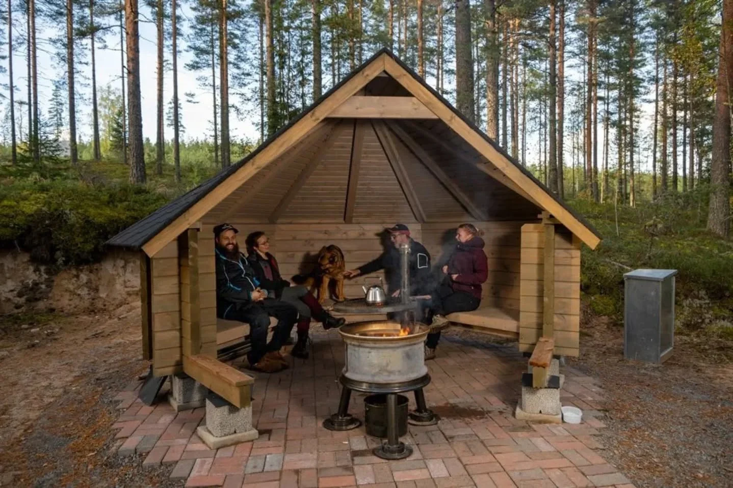 Koiramets&auml; Tassukangas kotalaavuineen sijaitsee Pirkanmaalla H&auml;meenkyr&ouml;n Lintuharjun kuvankauniissa mets&auml;maisemissa. Mukavia tassutteluhetki&auml; kaikille k&auml;vij&ouml;ille! 🐾

Kotalaavu 7+, Koiramets&auml; Tassukangas, Kyr&o