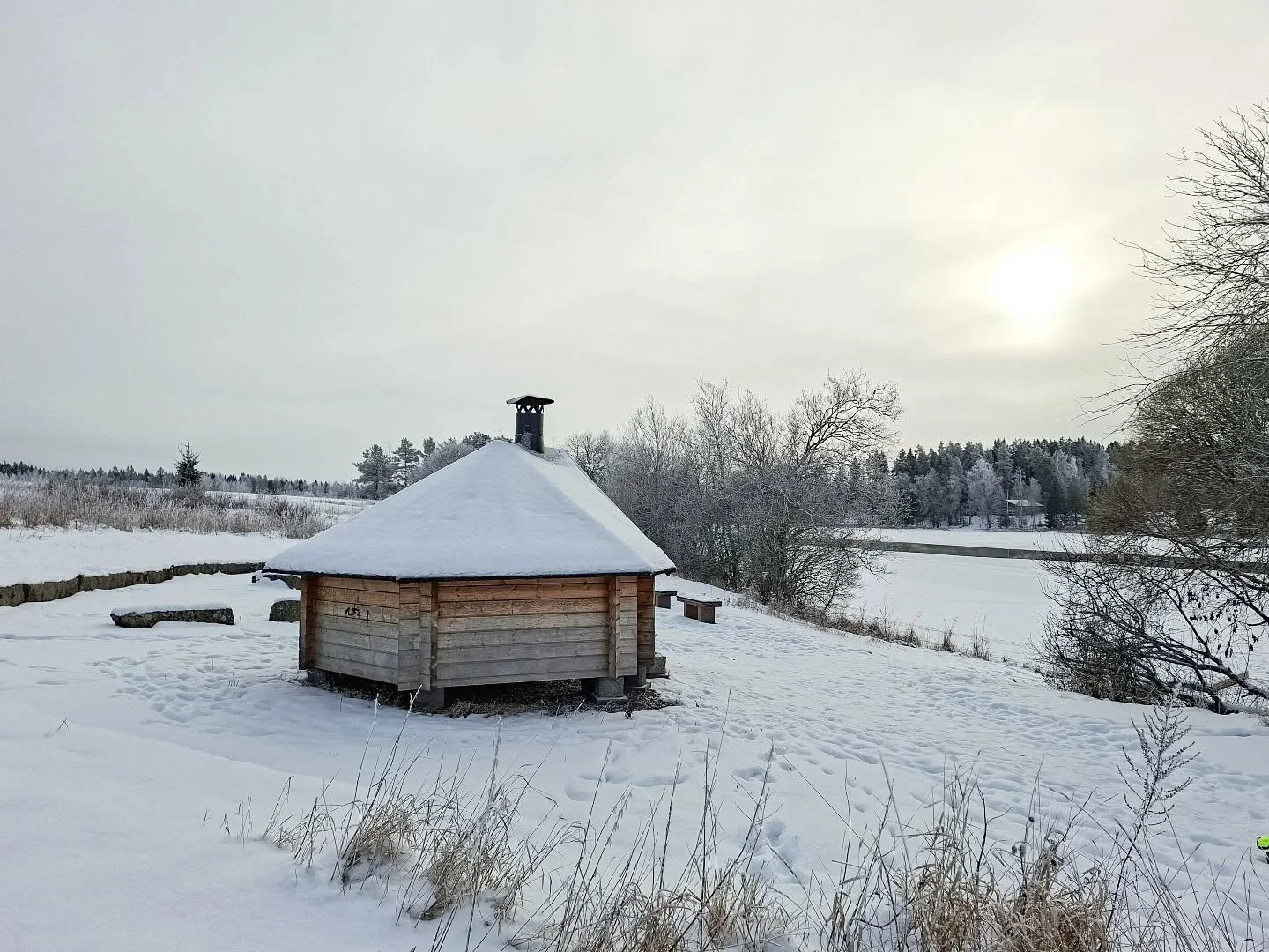 Aina on hyv&auml; s&auml;&auml; tulistella. ❄️

Kouvolankyl&auml;n laavu l&ouml;ytyy upealta sijainnilta Alakyl&auml;n matonpesupaikalta osoitteesta Joenrannantie 32, 45100 Kouvola. 

Kotalaavu 7+, Kouvolankyl&auml;n laavu, Alakyl&auml;, Kouvola.

#k