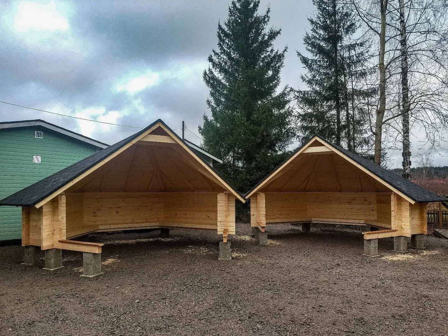 Parivaljakko. Kaksi uudenkarheaa Kotalaavu 13+:aa rakentui Porvoo Skille Kokonniemeen viime syksyn&auml;. 🪵🪓

#porvooski 
#kotalaavu 
#korianhirsi 
#laavu