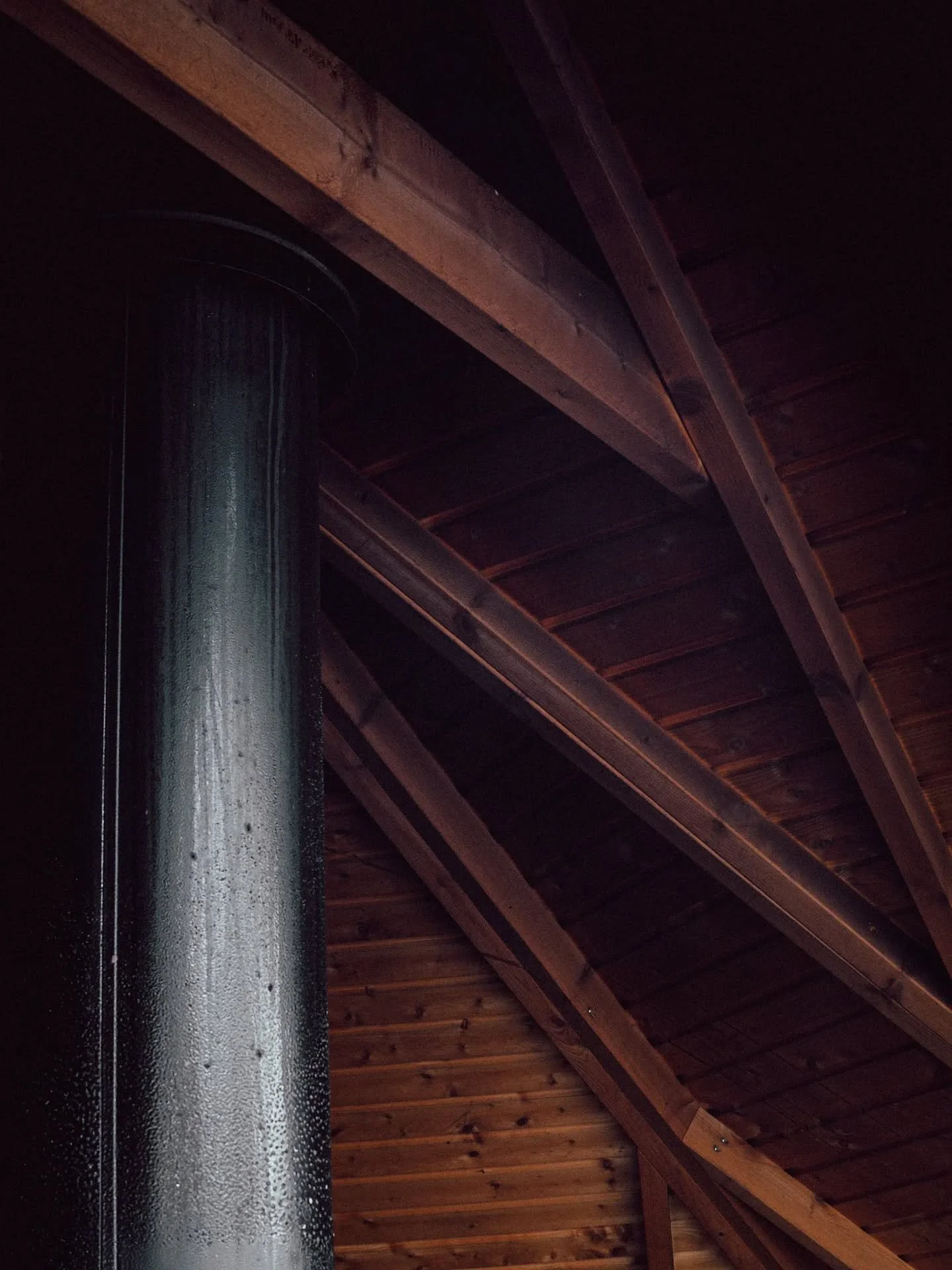 Savun s&auml;vytt&auml;m&auml; alakatto sopii tunnelmallisiin laavuhetkiin. 🔥

#korianhirsi 
#kotalaavu
#tulipaikka 
#laavu