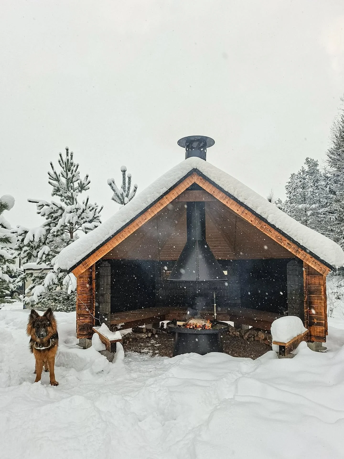 Lunta, tulta ja v&auml;h&auml;n retkiev&auml;st&auml;. Kouvolan Korialla valmistuvat laavut sopivat kaikenlaisiin s&auml;&auml;olosuhteisiin. Vaan johan se on v&auml;h&auml;n kes&auml;kin mieless&auml;..

Eevi aina mukana touhuissa, varsinkin makkara