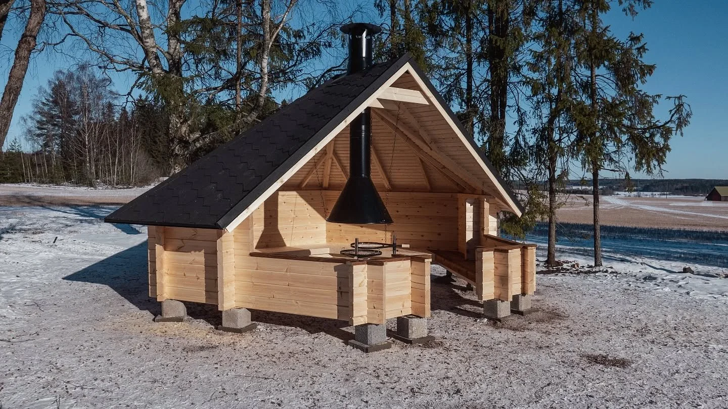 Uudenkarhea Kotalaavu 17+ grillill&auml; valmiina kev&auml;&auml;n tulisteluihin. ☀️

#laavu
#kotalaavu 
#korianhirsi
#kes&auml;keitti&ouml; 
#ulkoilmakeitti&ouml;