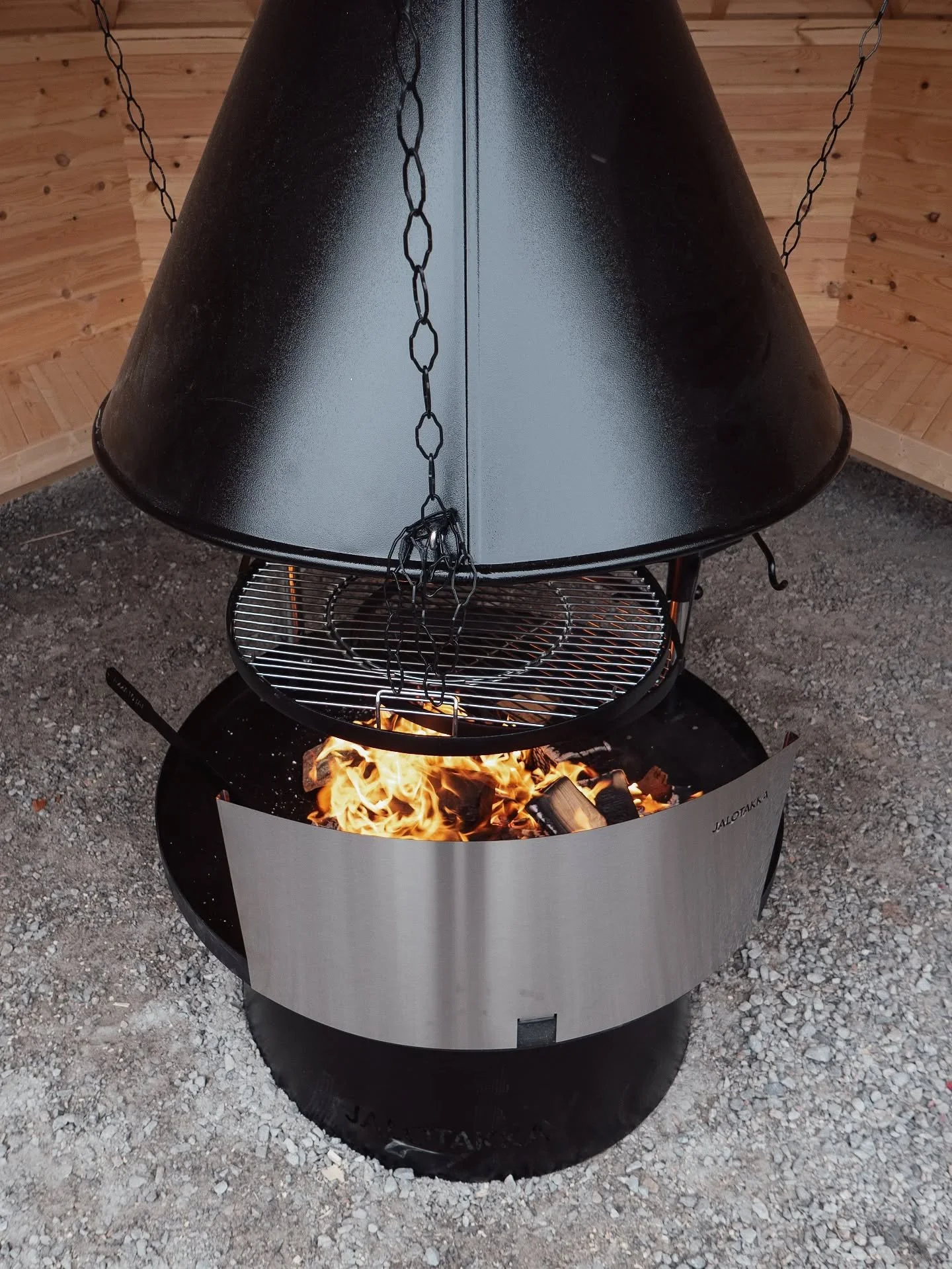 Mit&auml;s t&auml;n&auml;&auml;n grillattaisiin? 🔥

Jalotakan nuotiogrilliss&auml; paistuvat kaikenlaiset herkut ja huuva pit&auml;&auml; savut poissa silm&auml;kulmista. T&auml;ss&auml; keitti&ouml;ss&auml; jo itse kokkaaminenkin on el&auml;mys.

#