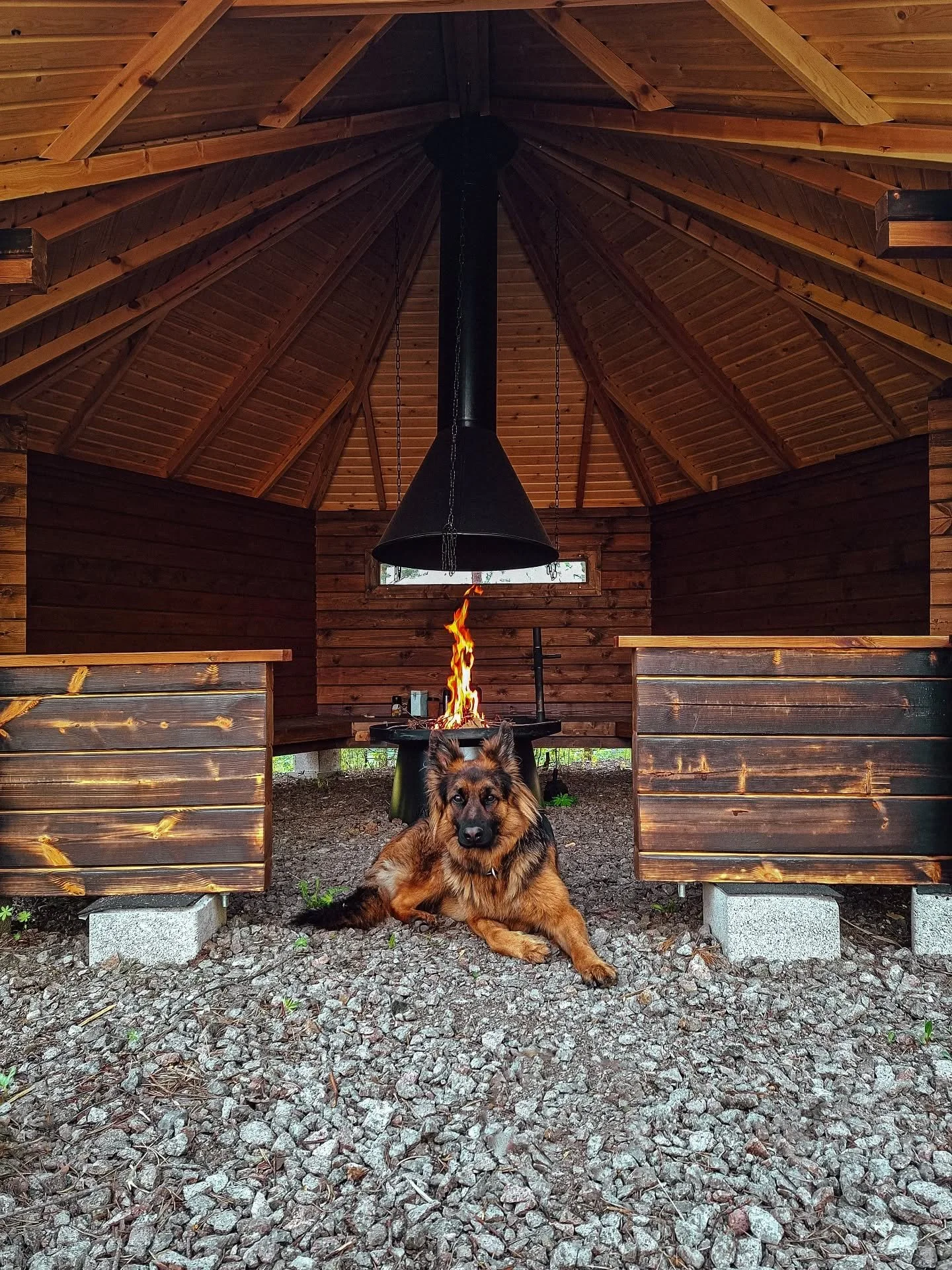 Viimeaikaisissa tilauksissa on korostunut toive aina vain suuremmista laavuista. Vastauksena tarpeeseen olemme kehitt&auml;neet perinteikk&auml;&auml;st&auml; kotalaavustamme mallistomme isoimman luksusversion! 🔥

T&auml;m&auml; laadukas uutuuslaavu