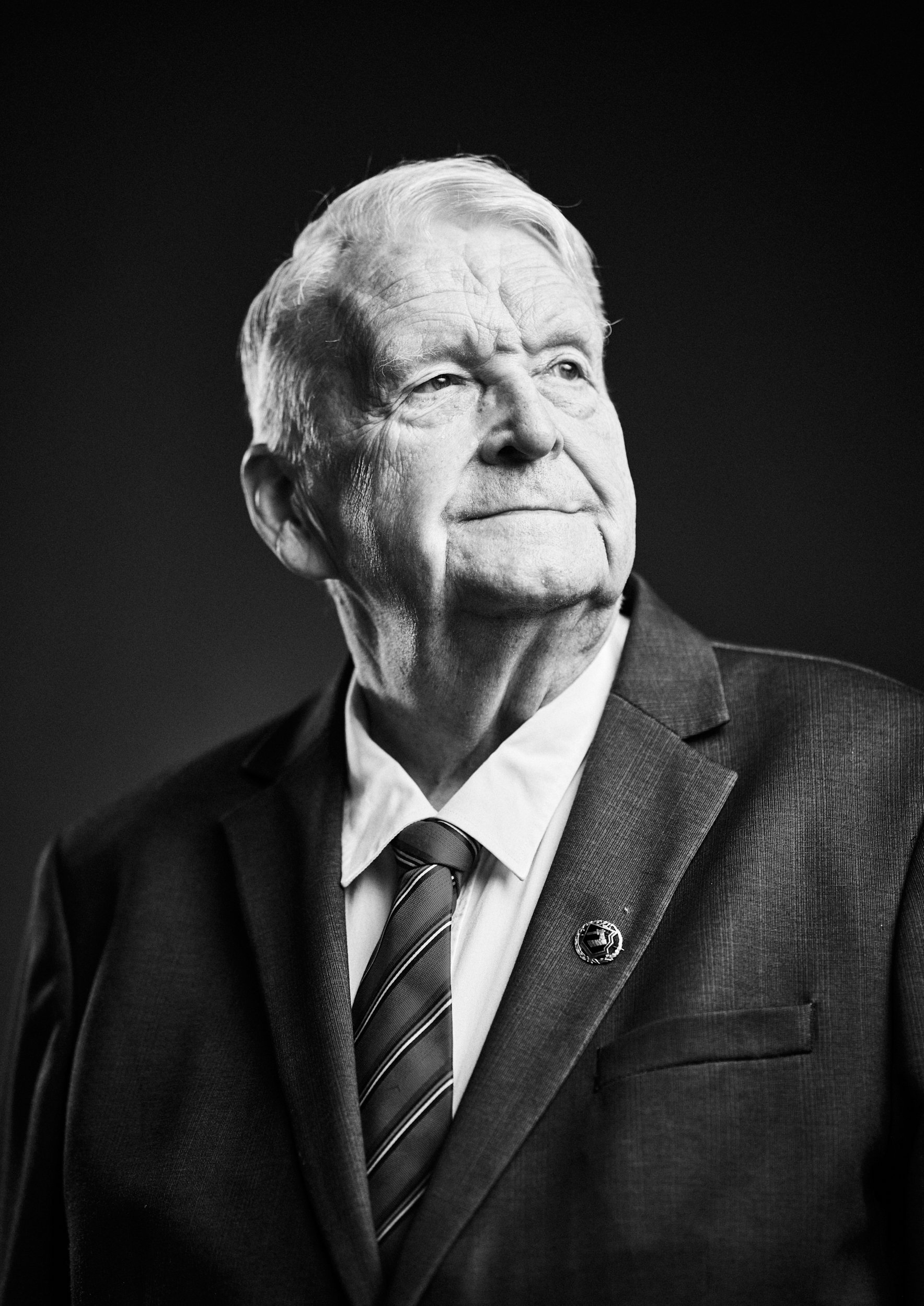 ”Ajattele ja toimi
laaja-alaisesti. Ei riitä pelkkä
koripallo, eivät liito-oravat
tai päivähoito.
Kuuntele
ihmisiä ja heidän toiveitaan.” -Tuomo Nenonen
