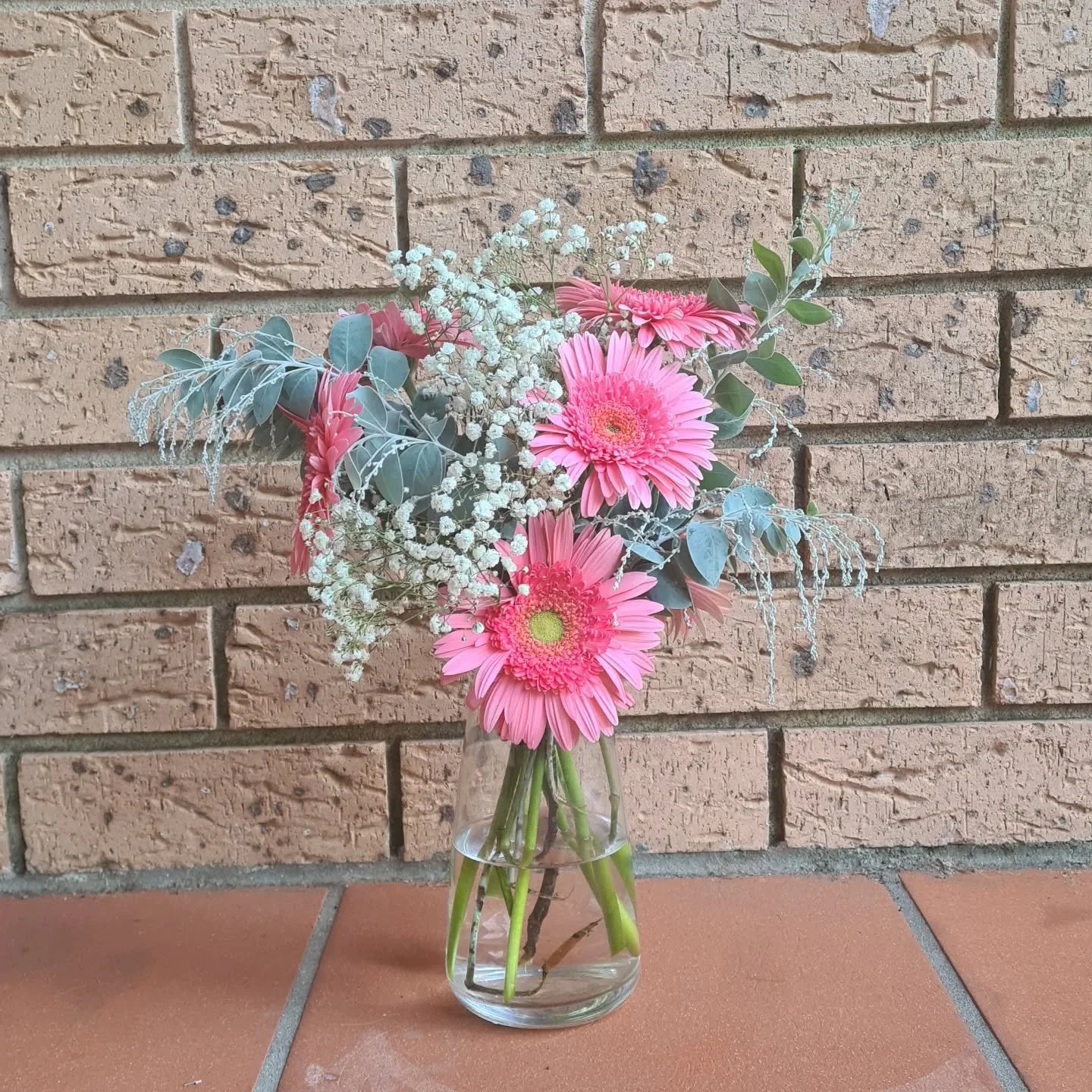 Practising gratitude when there is a lot going on in life gives a better perspective, calms the nervous system, and reduces stress💛🌸 

This week has been huge! Taking the one week gratitude challenge along with fresh flowers has helped me navigate 