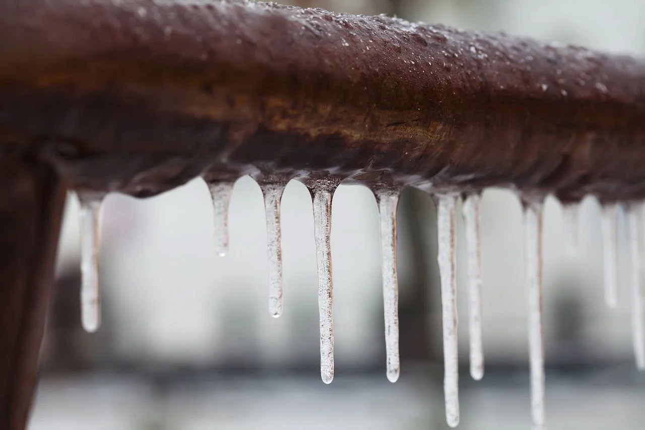 About the (often hidden) impact of frozen water meters and frozen pipes ...