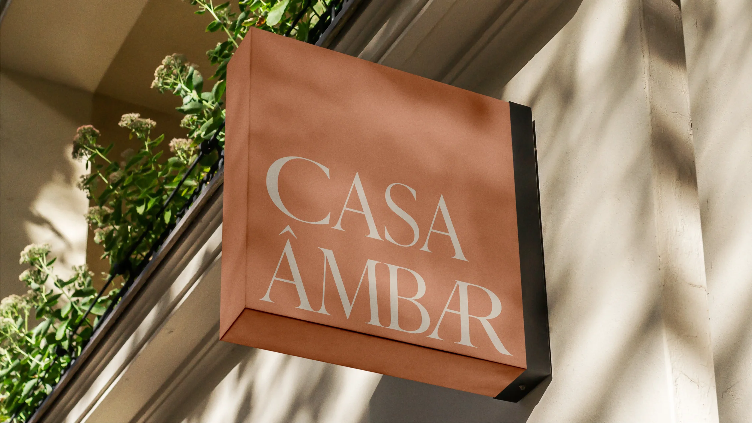 casa âmbar fachada logo