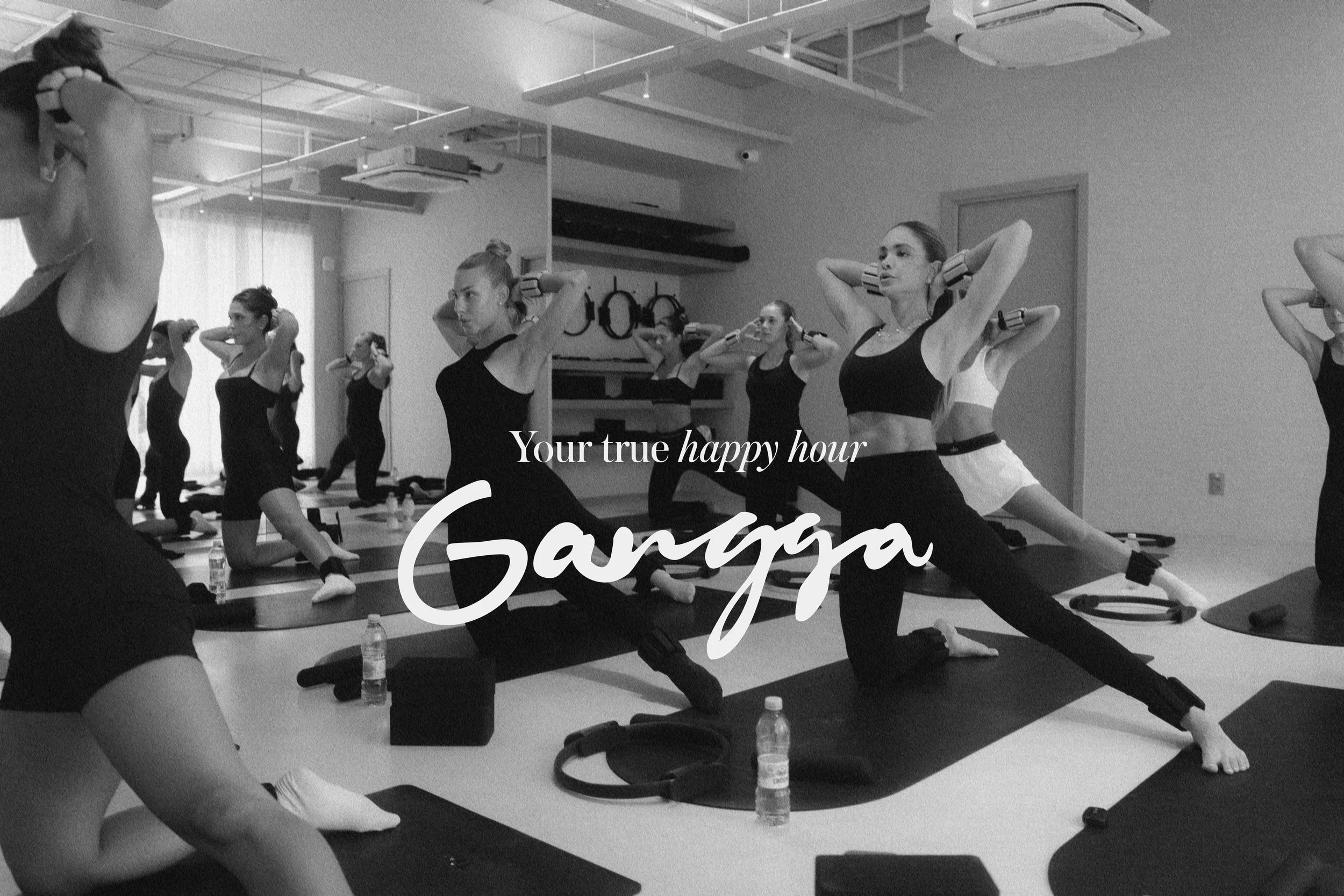 Aula de pilates no Gangga Wellness Club com a frase de marca Your true happy hour