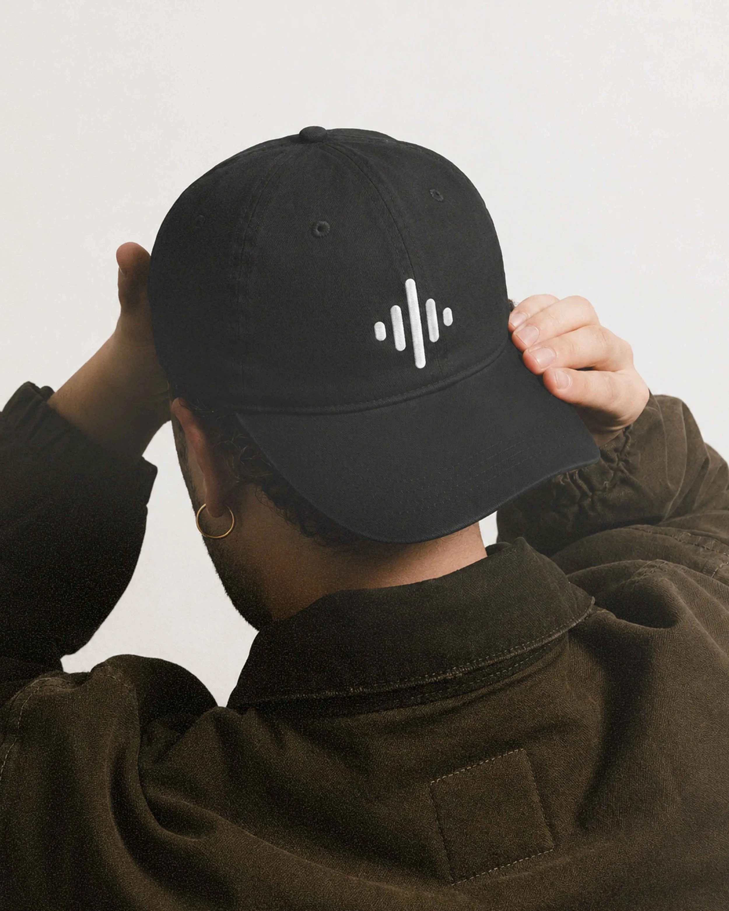 Boné da linha de merch da Hype On Club com logotipo bordado